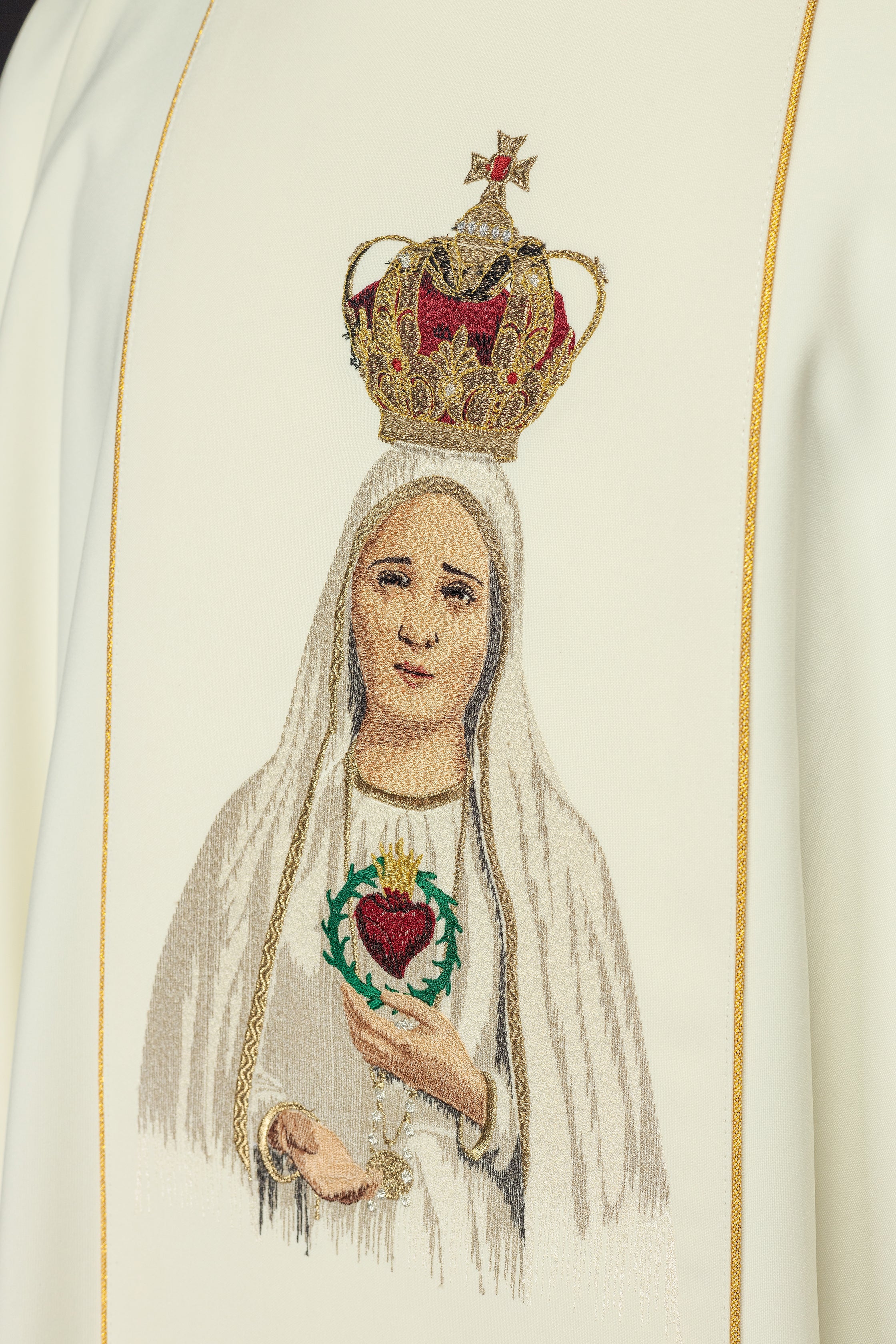 Casulla bordada con la imagen de Nuestra Señora de Fátima