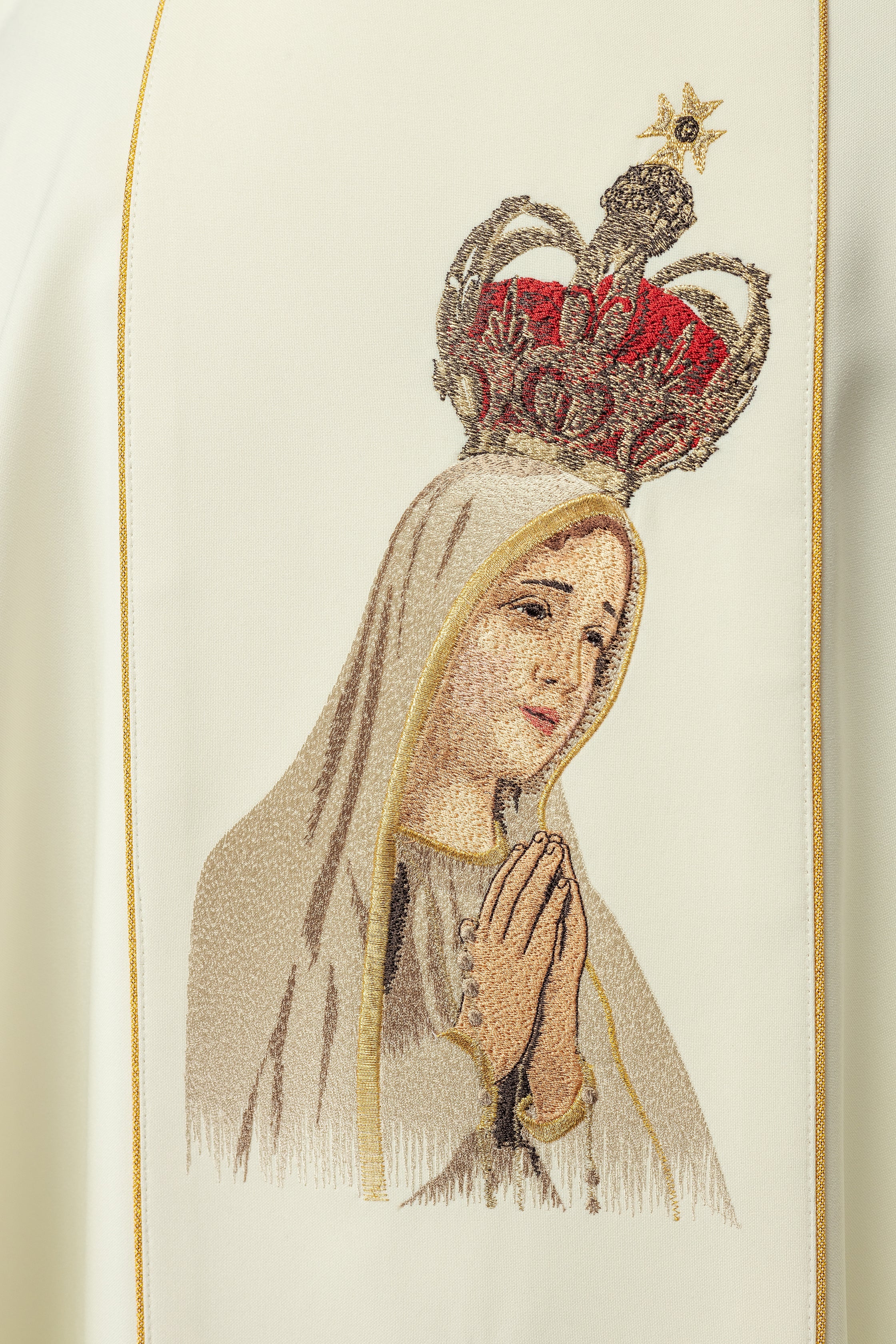 Casulla bordada con la imagen de Nuestra Señora de Fátima