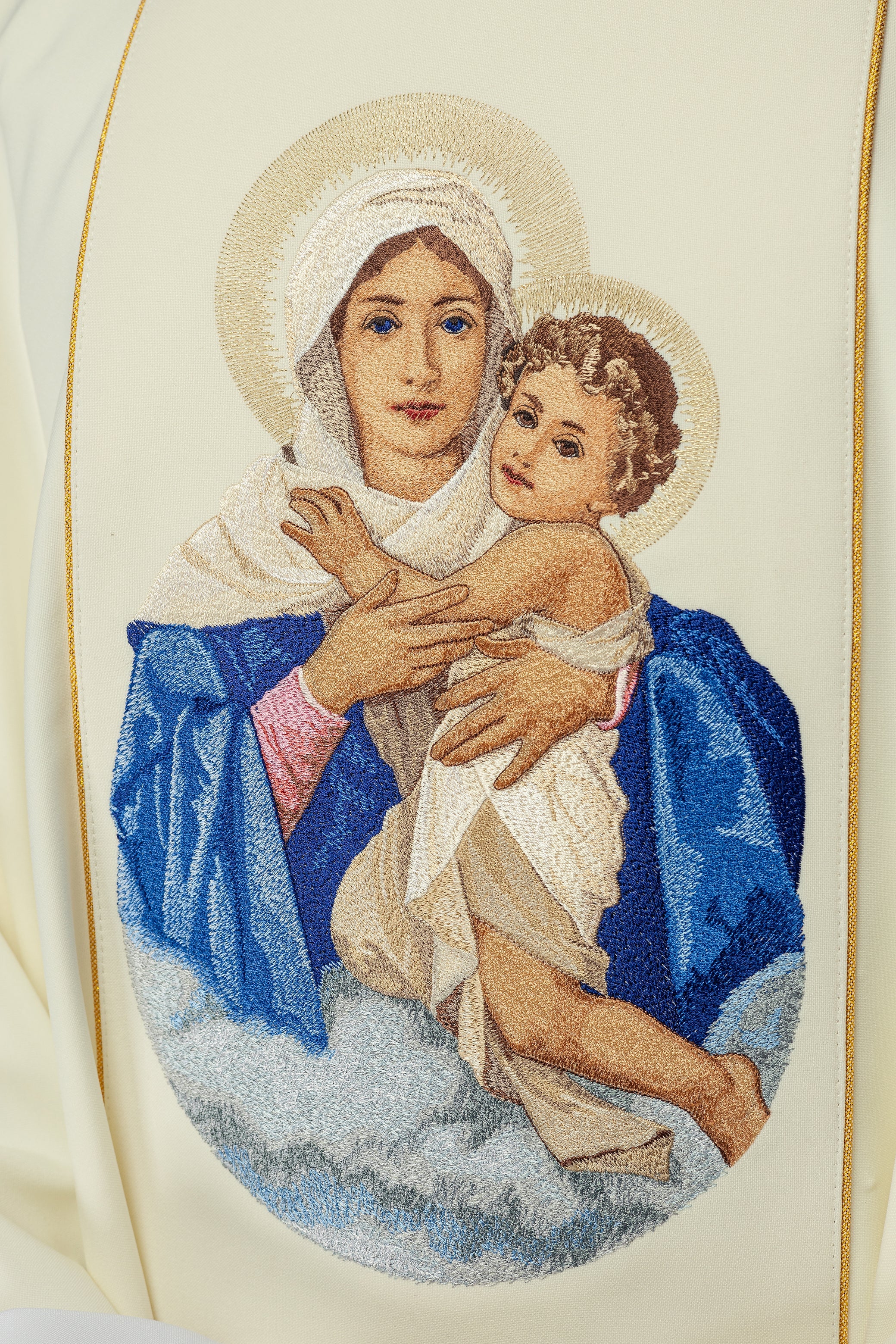 Casulla bordada con la imagen de la Virgen María y el Niño