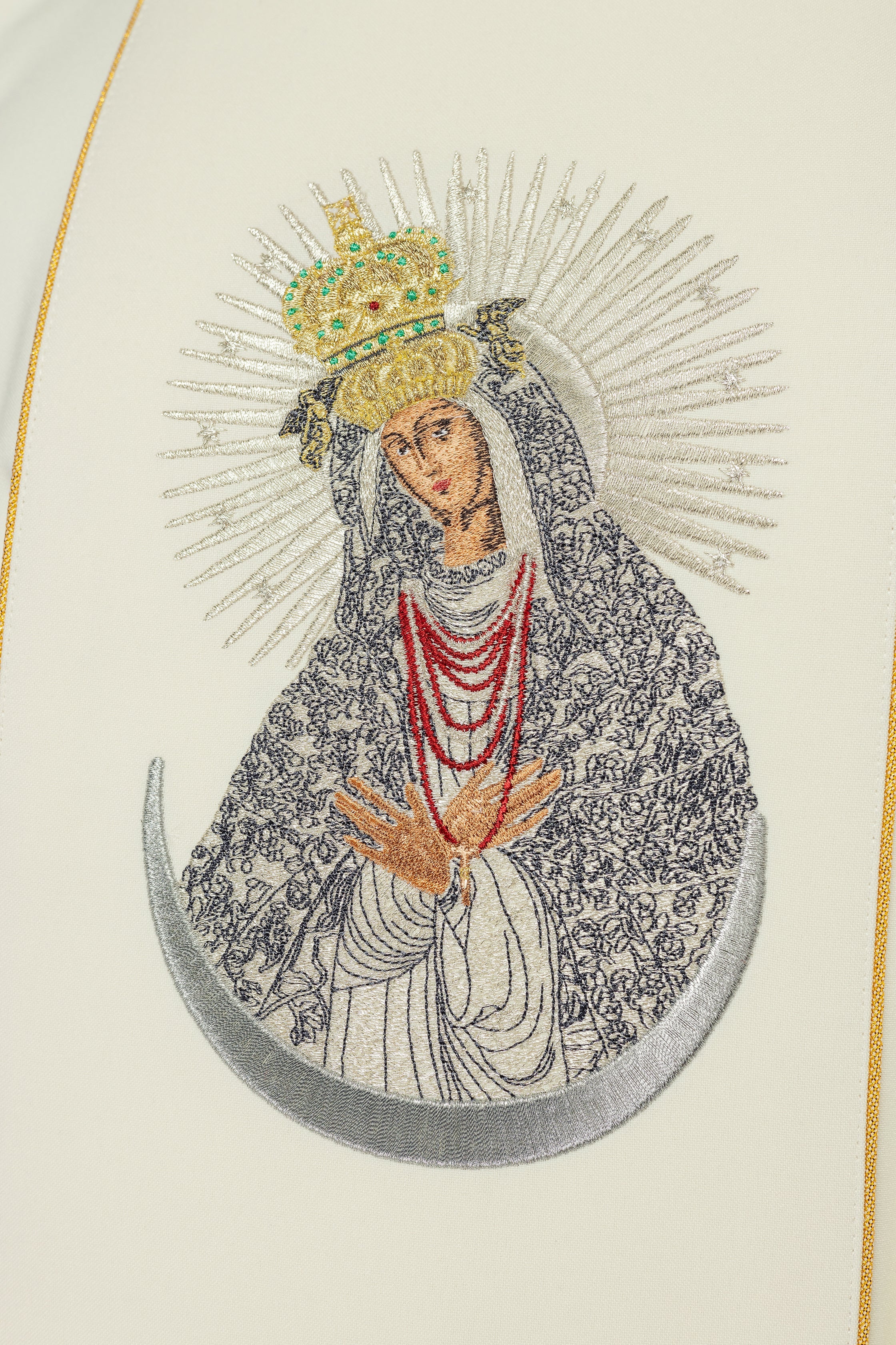 Casulla bordada con la imagen de Nuestra Señora de la Puerta del Alba