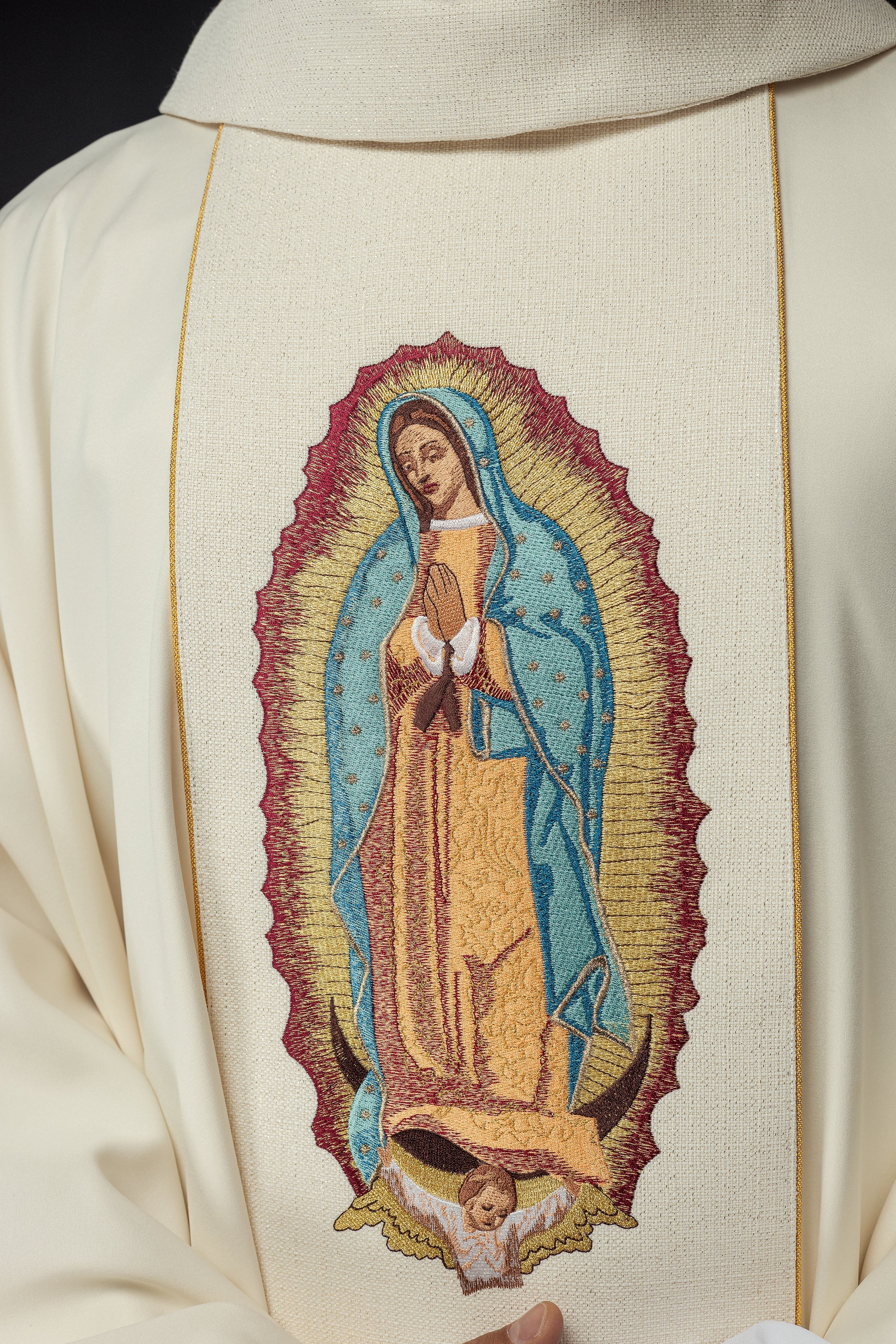 Casulla bordada con la imagen de Nuestra Señora de Guadalupe