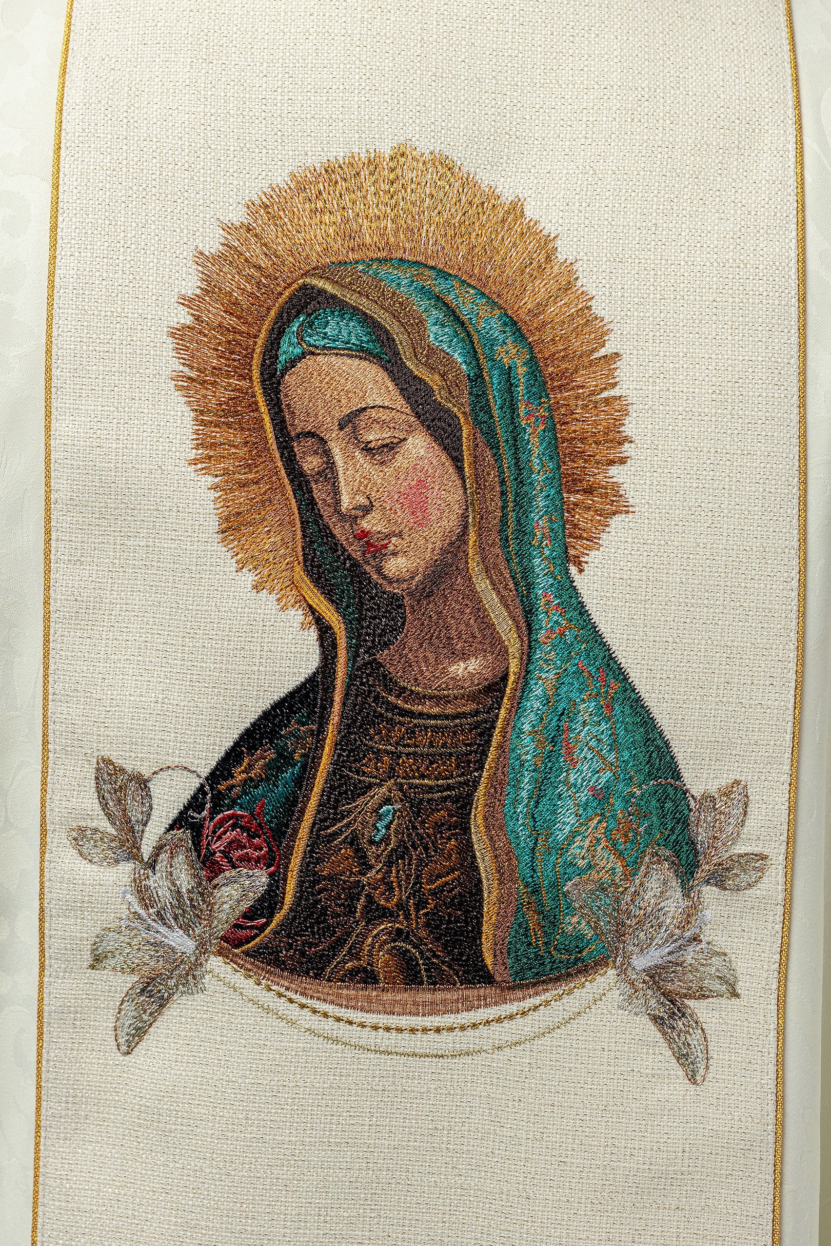 Casulla bordada con la imagen de Nuestra Señora de Guadalupe