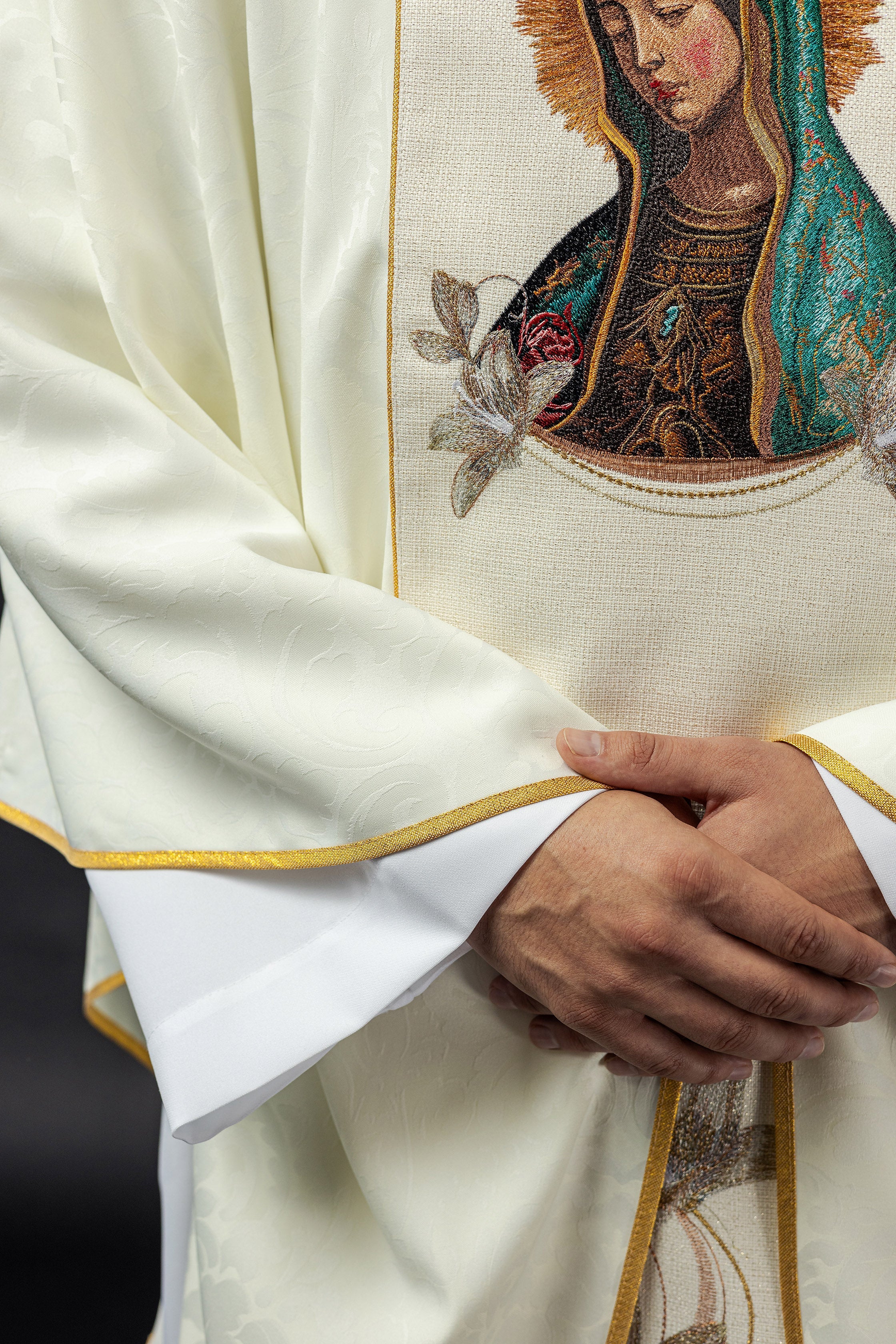 Casulla bordada con la imagen de Nuestra Señora de Guadalupe