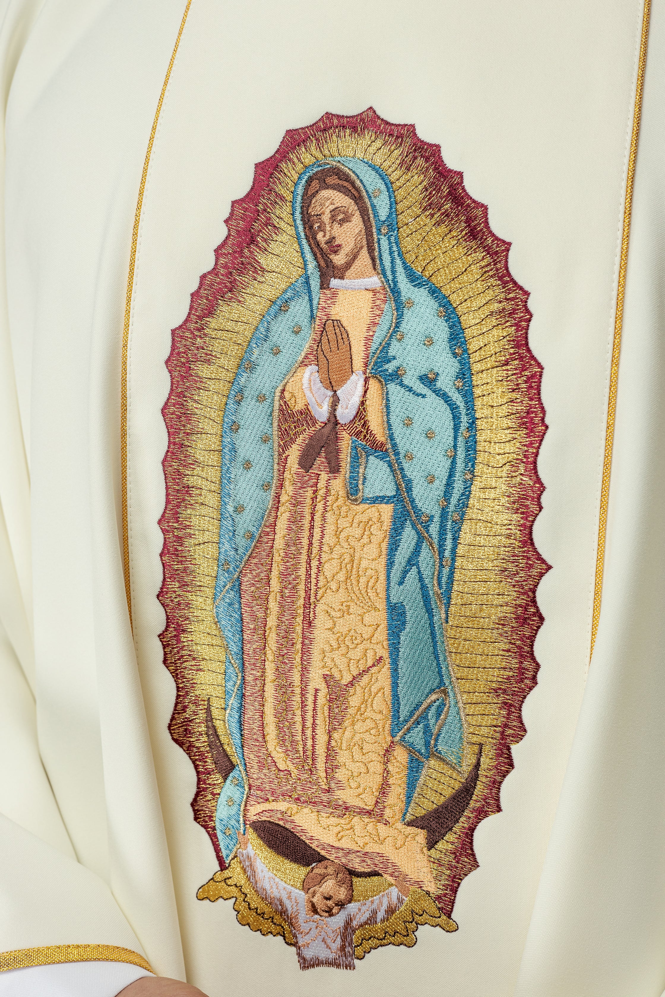 Casulla bordada con la imagen de Nuestra Señora de Guadalupe