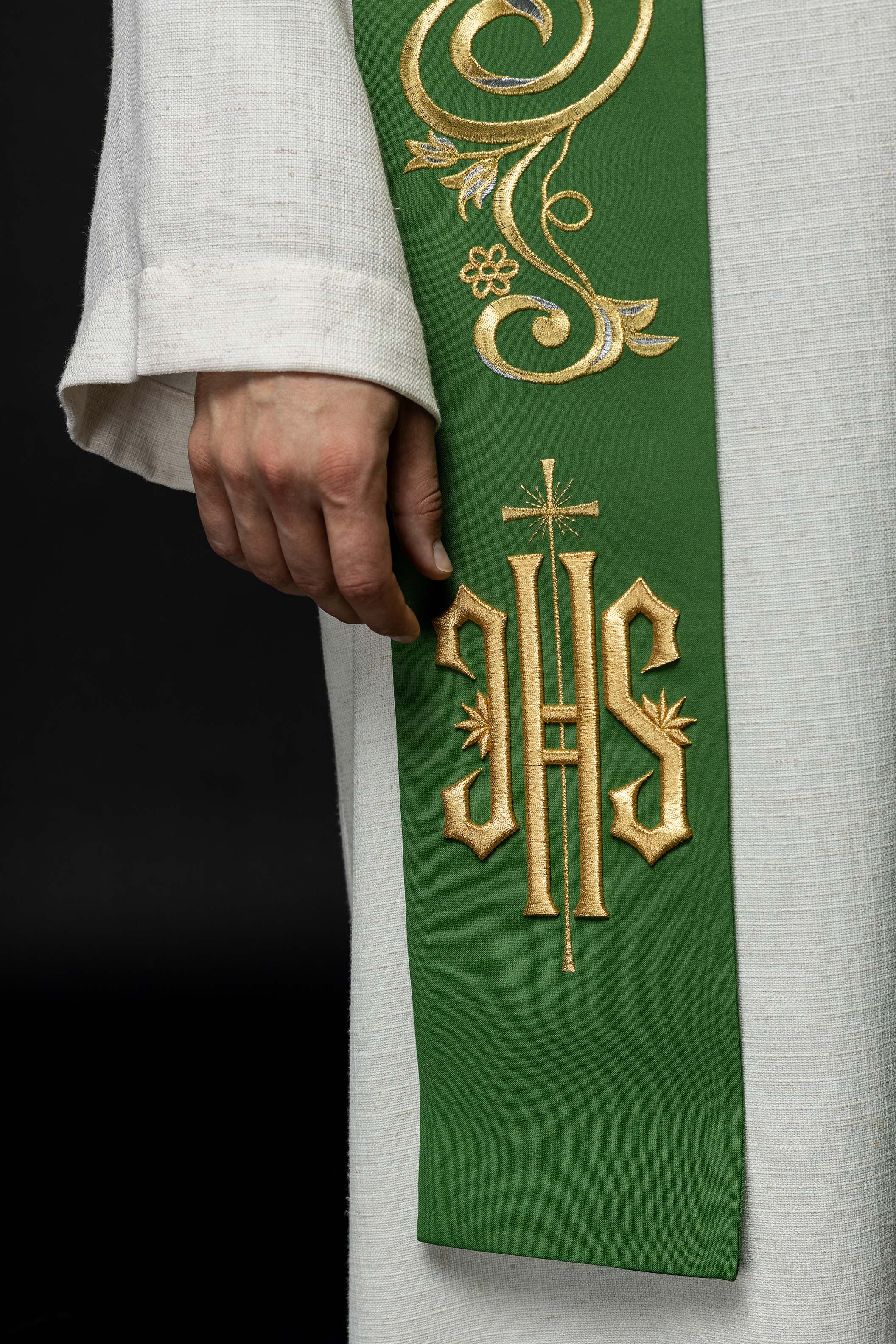 Estola verde con bordado IHS