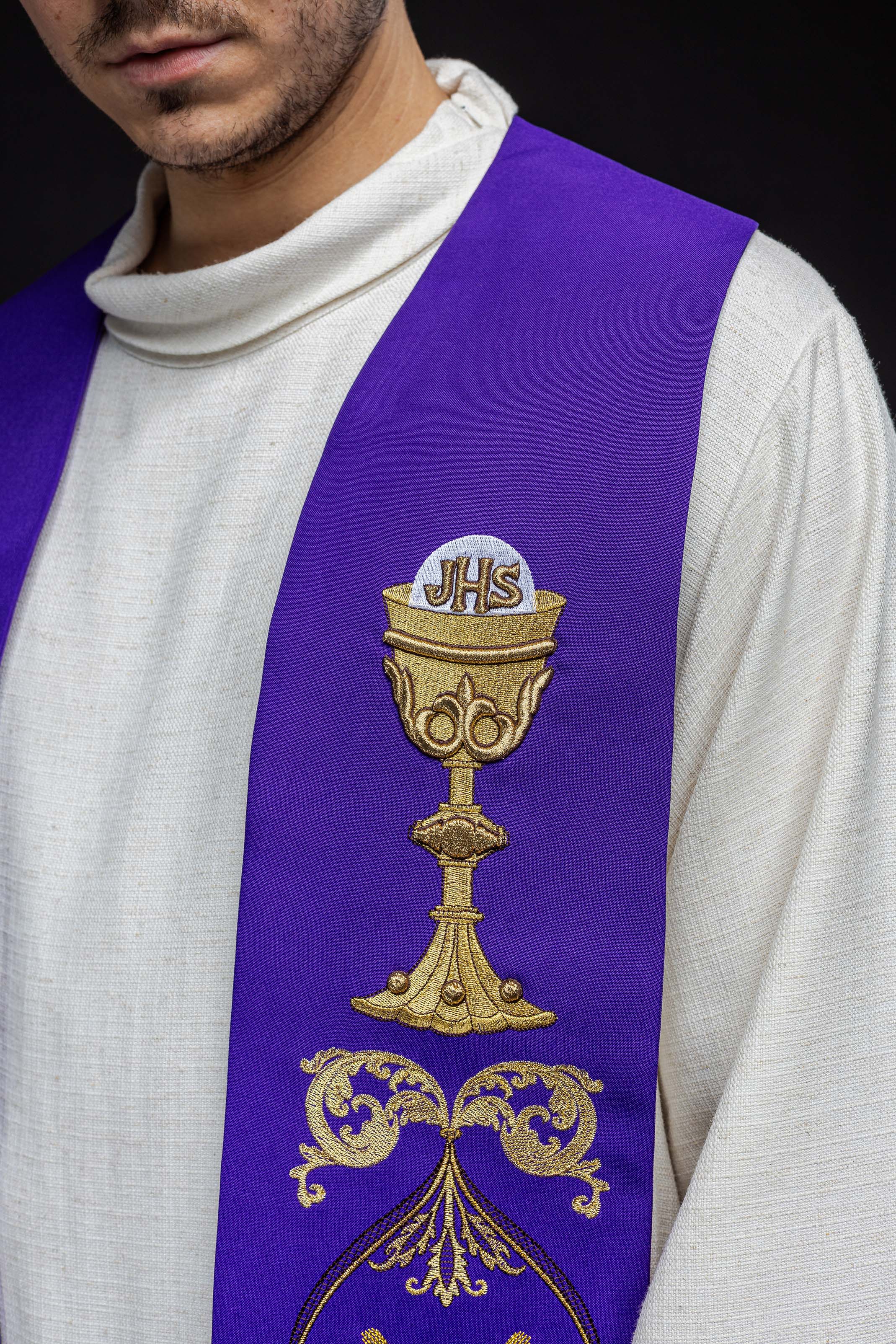 Estola morada con bordado Cáliz e IHS