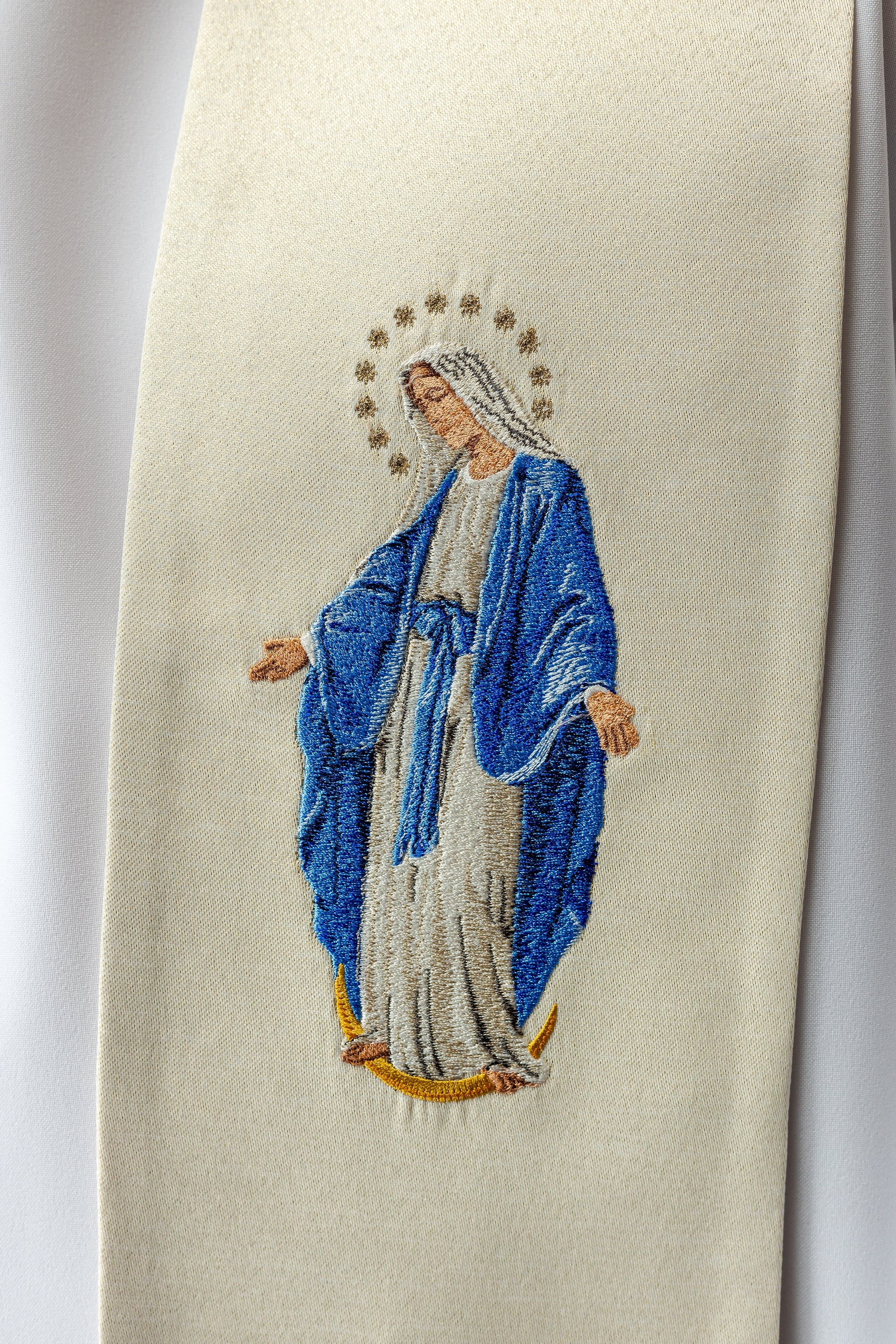 Estola mariana bordada con la imagen de Nuestra Señora Inmaculada