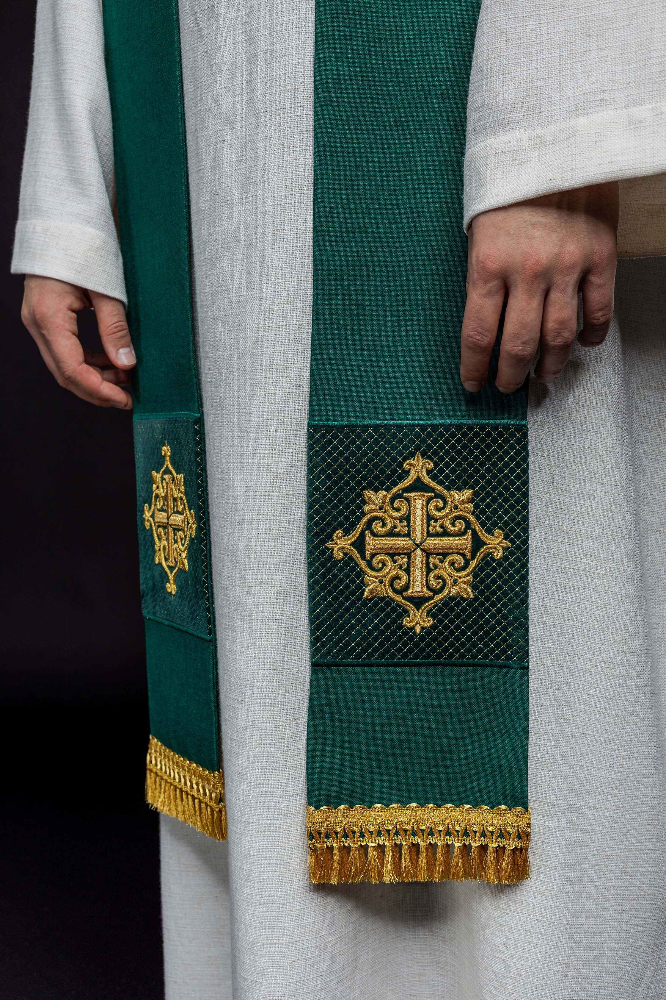 Estola verde terciopelo con bordado Cruz