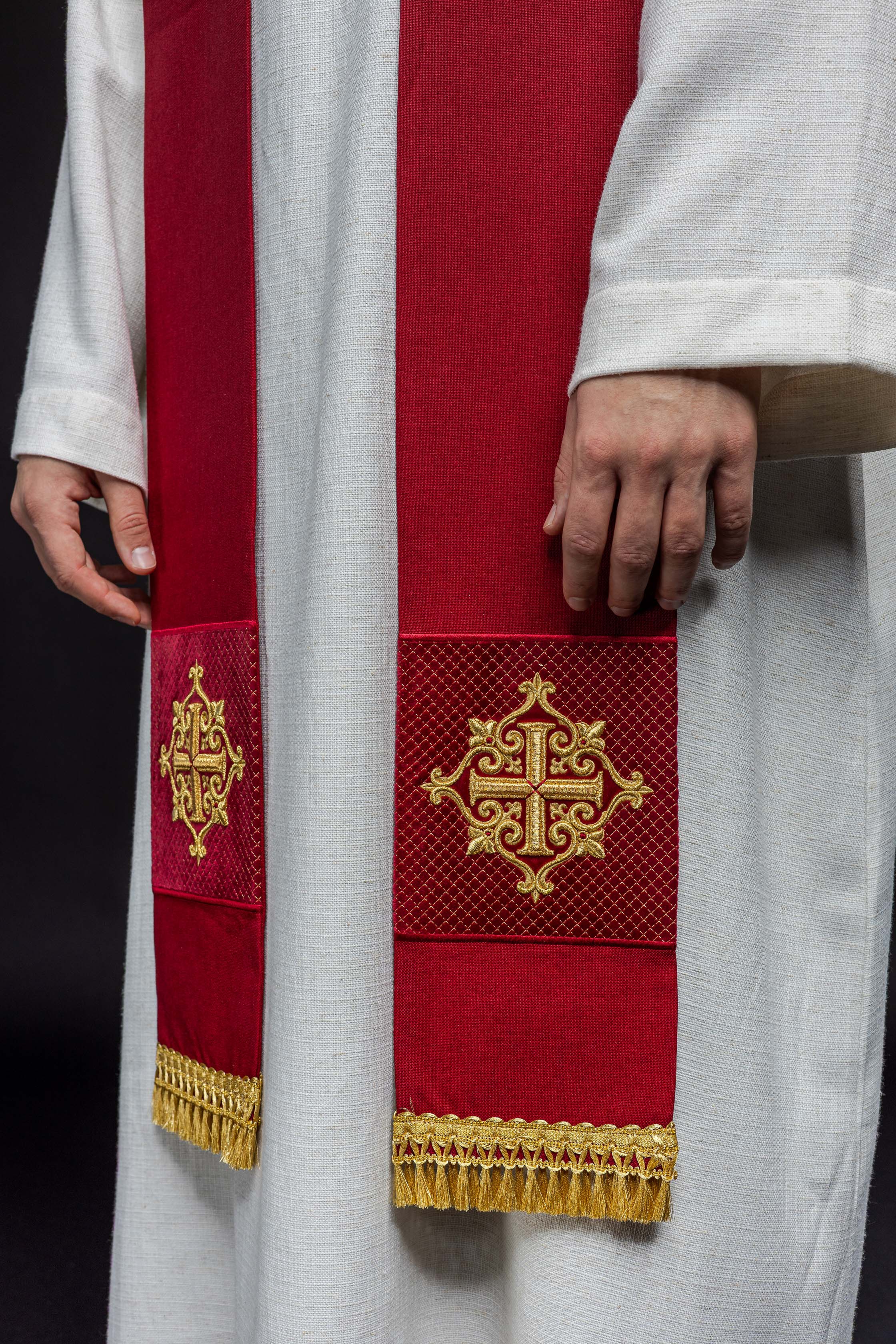 Estola roja terciopelo con bordado Cruz