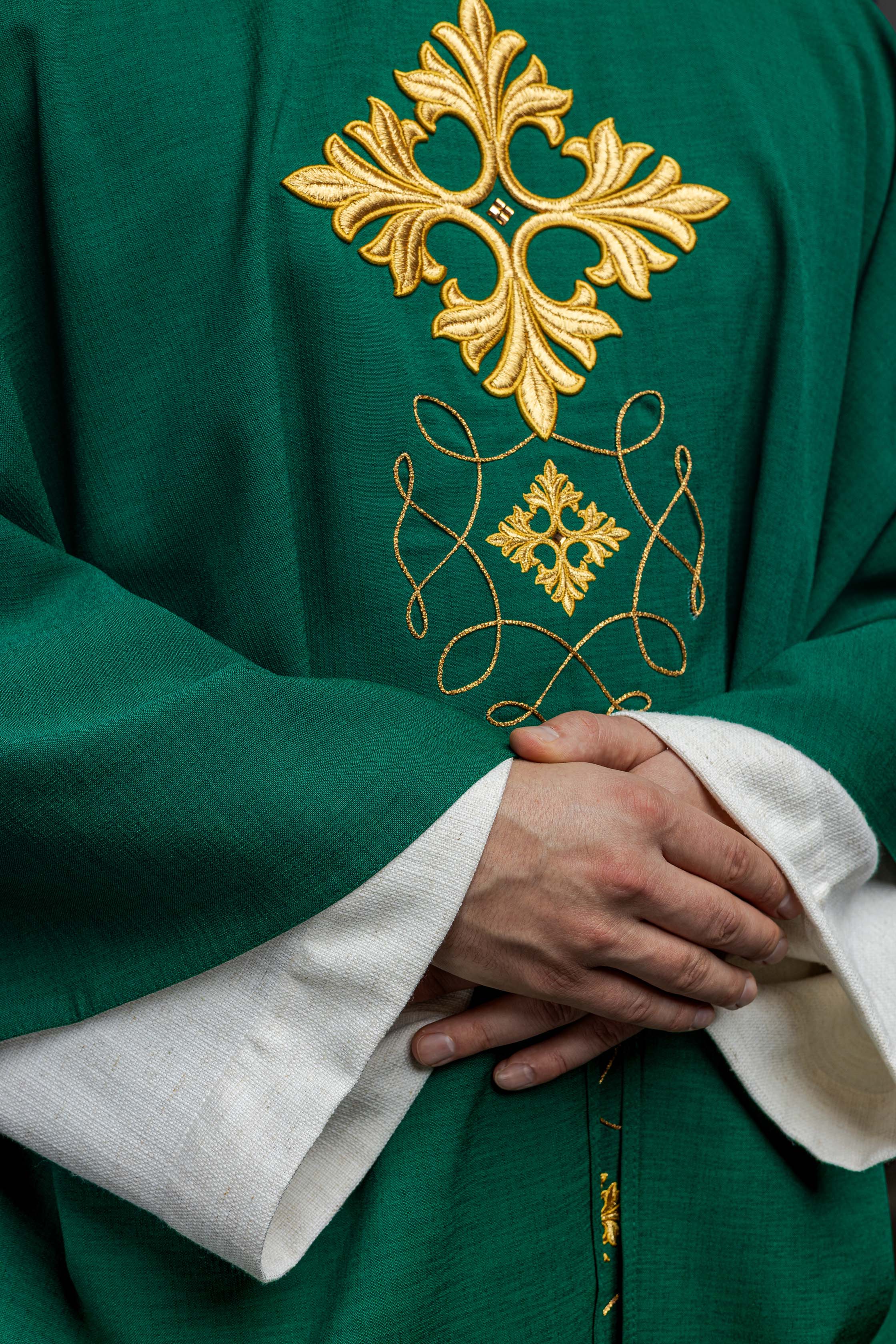 Casulla verde ricamente bordada y decorada con piedras