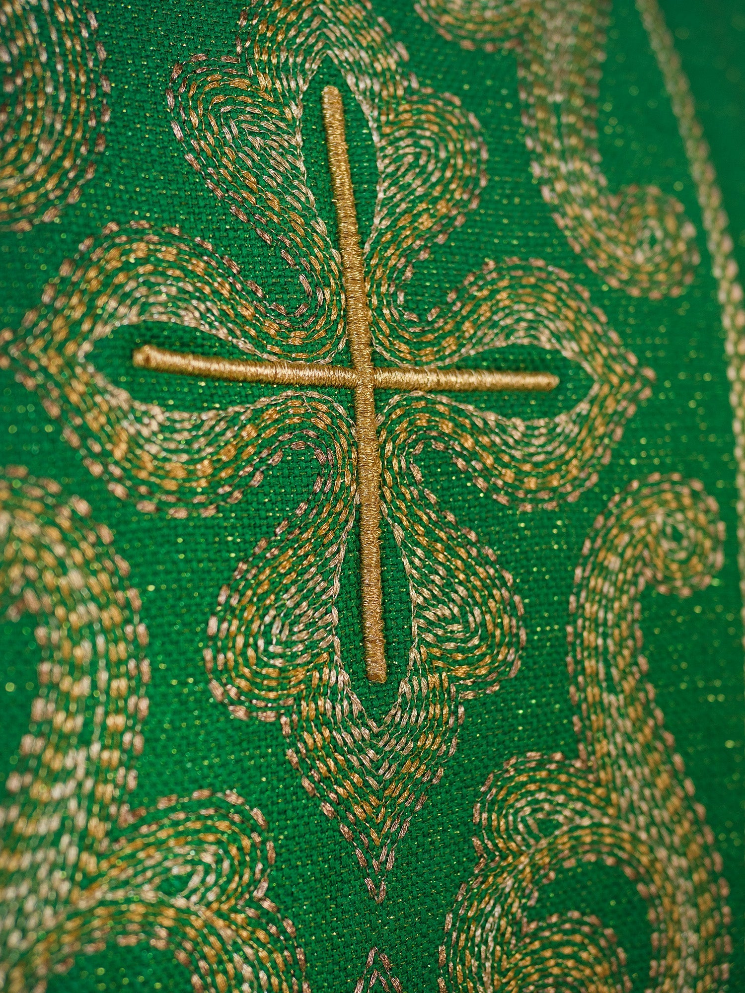 Casulla verde ricamente bordada con cruces