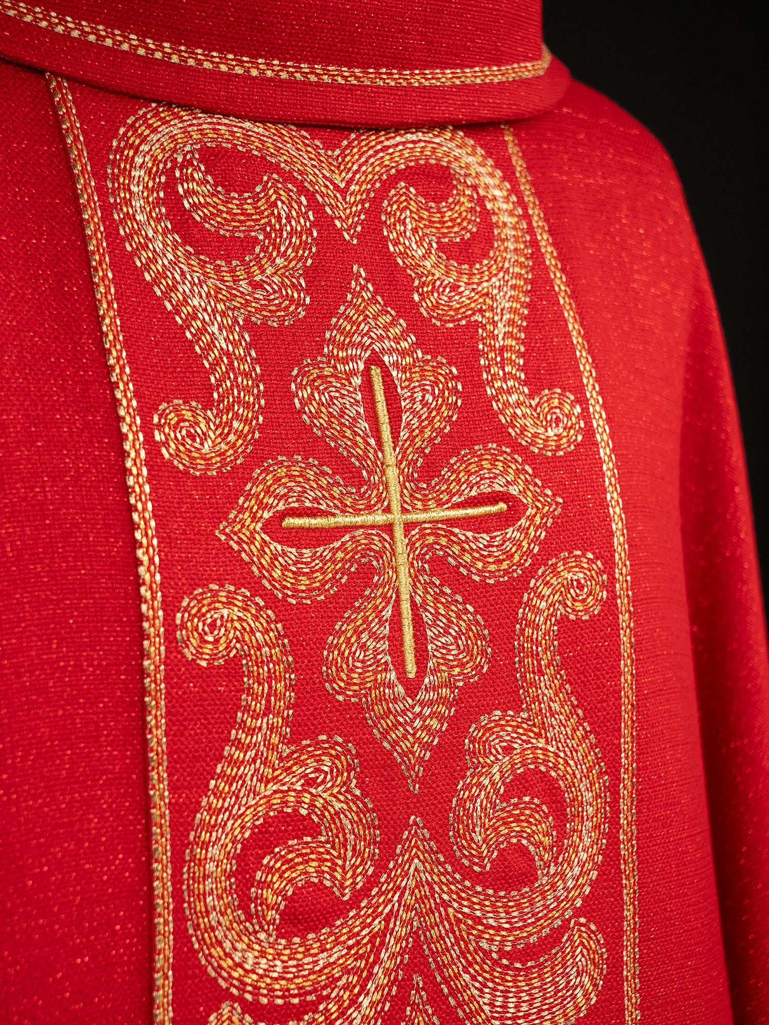 Casulla roja ricamente bordada con cruces