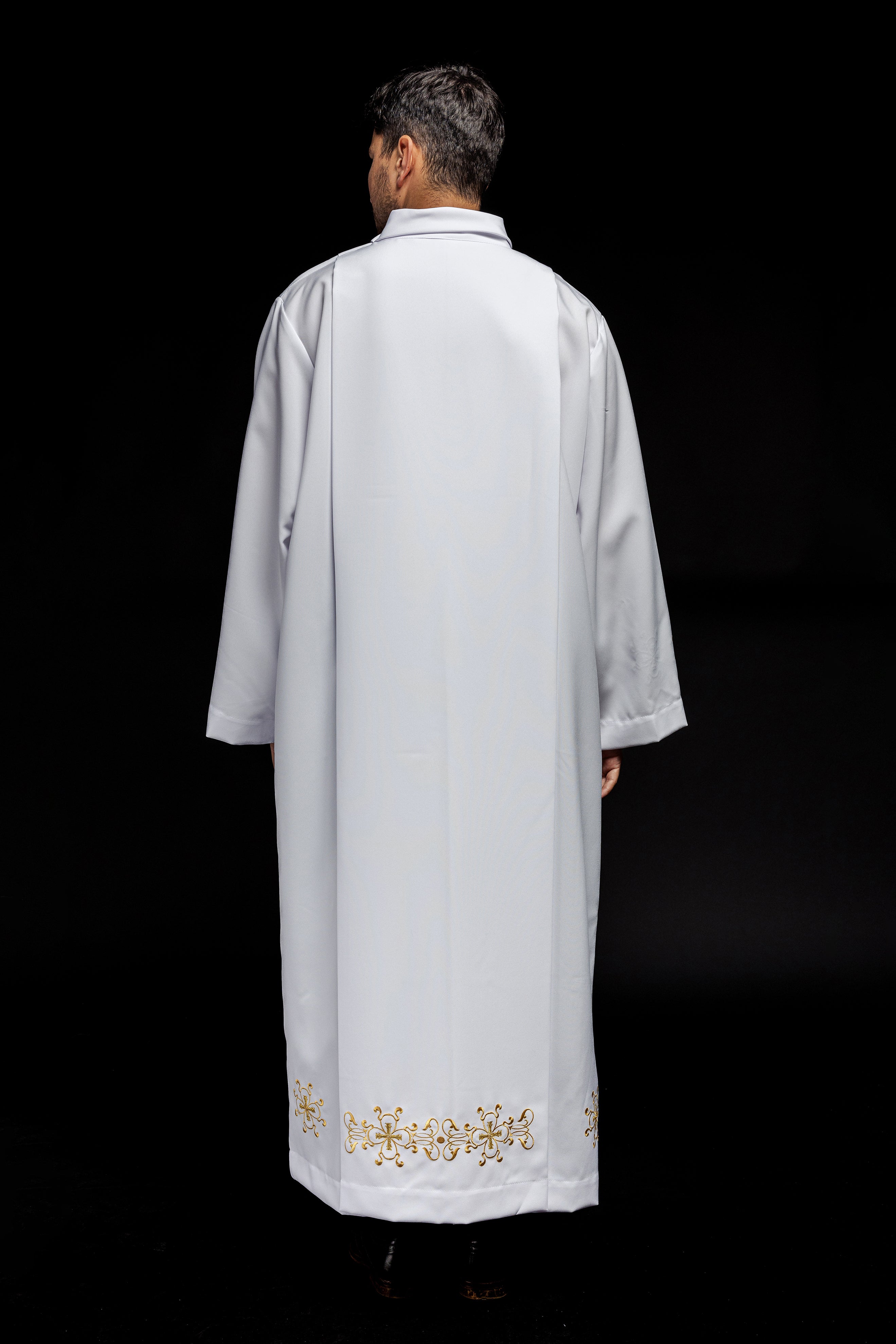 Alba de sacerdote de cuello alto decorada con bordados blancos