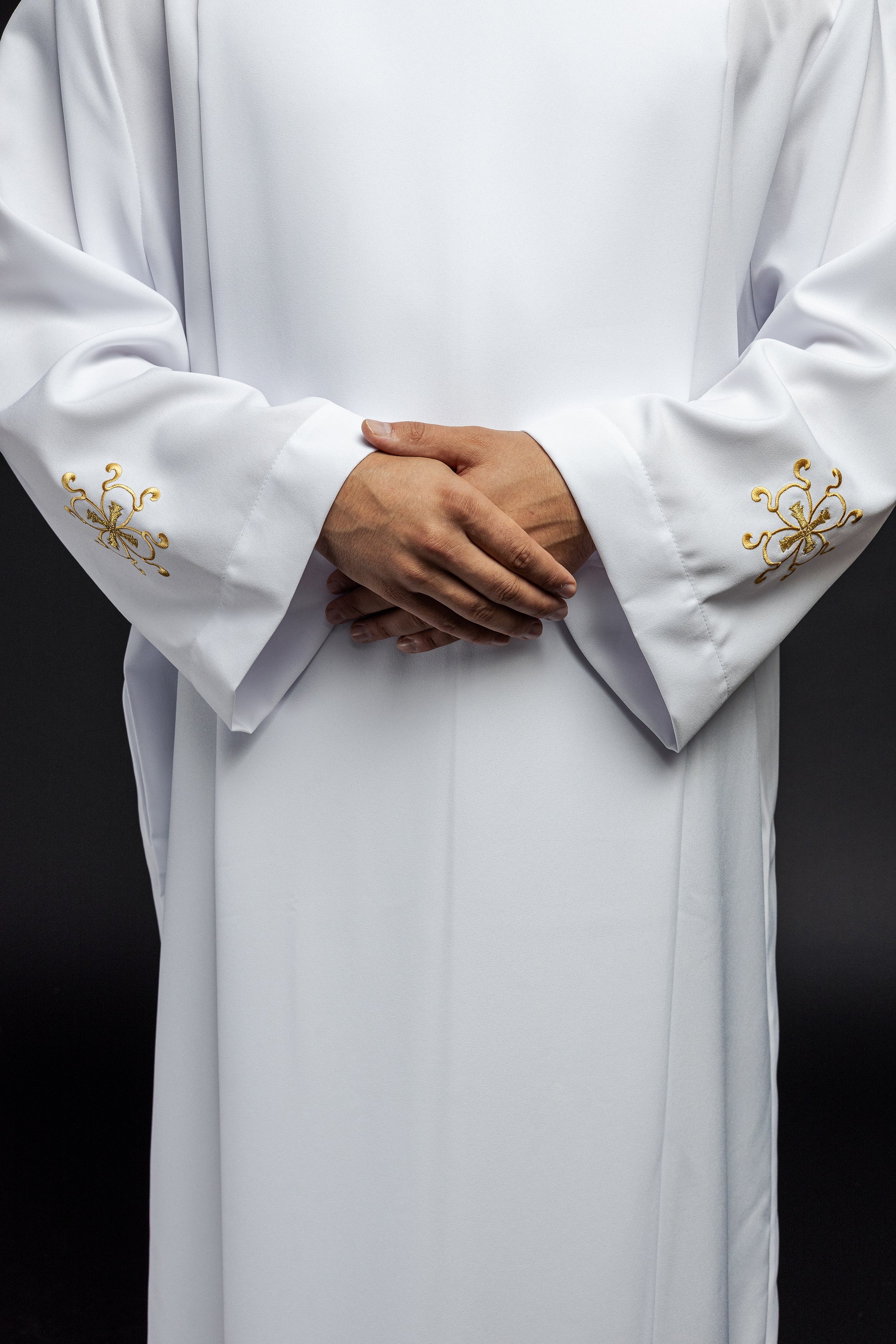 Alba de sacerdote de cuello alto decorada con bordados blancos