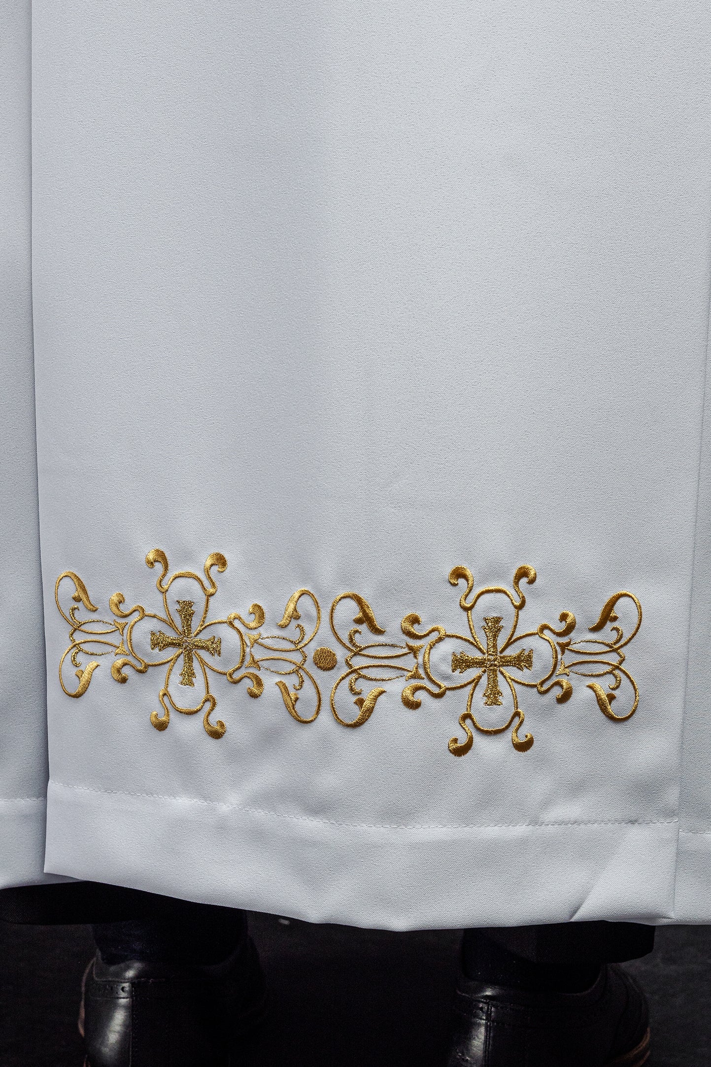 Alba de sacerdote de cuello alto decorada con bordados blancos