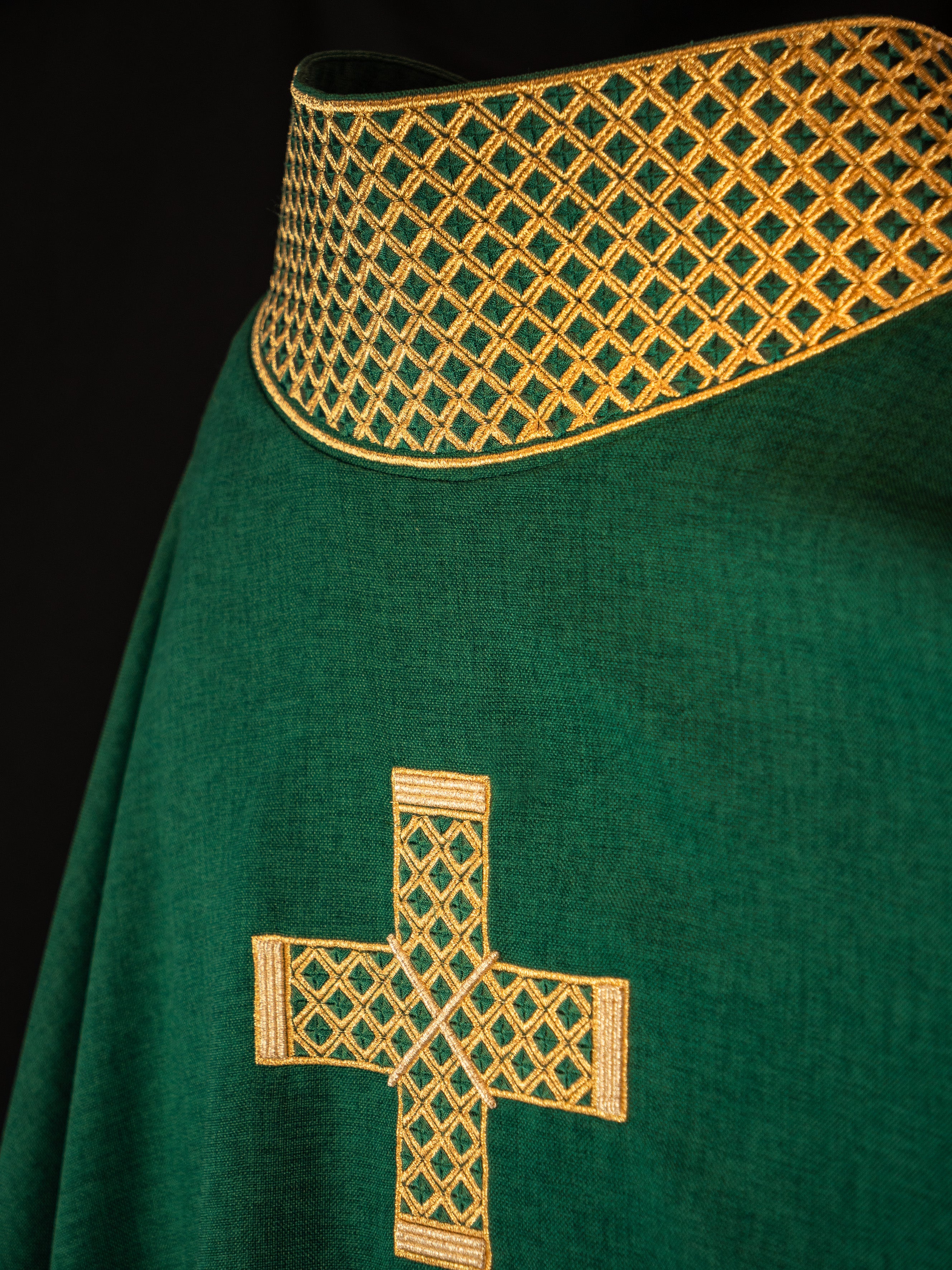 Casulla verde con cruces y cuello bordados en oro