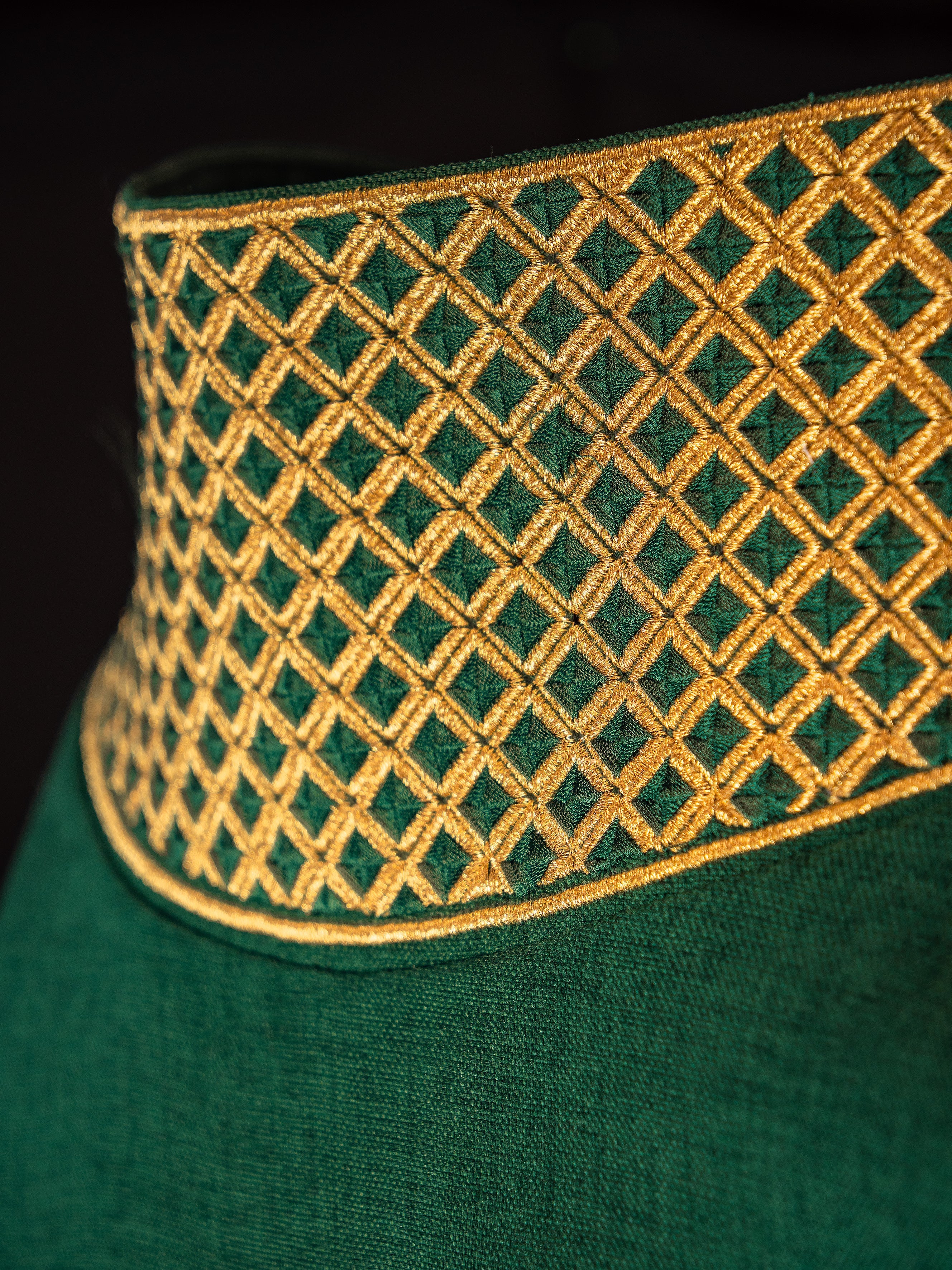 Casulla verde con cruces y cuello bordados en oro