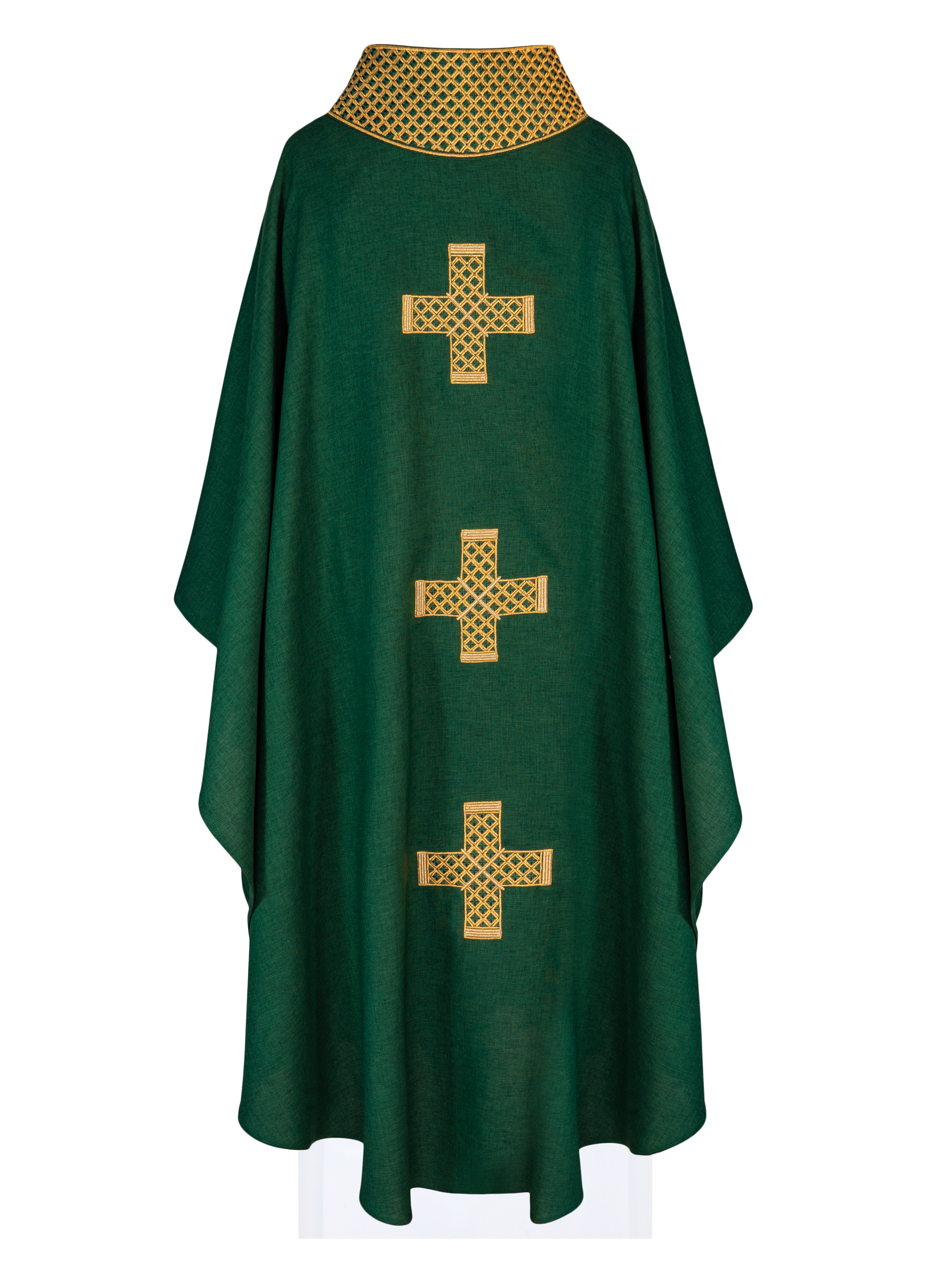 Casulla verde con cruces y cuello bordados en oro