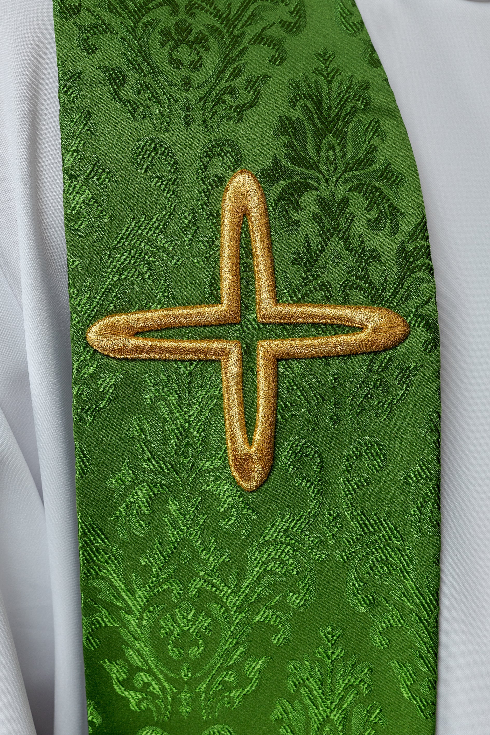 Estola de jacquard bordada con motivos cruzados verde