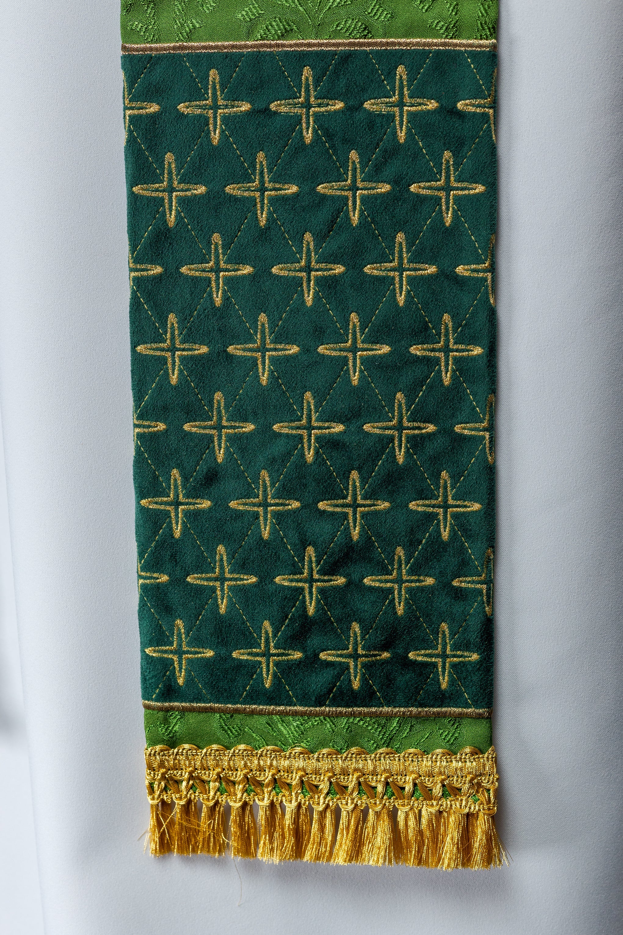 Estola de jacquard bordada con motivos cruzados verde