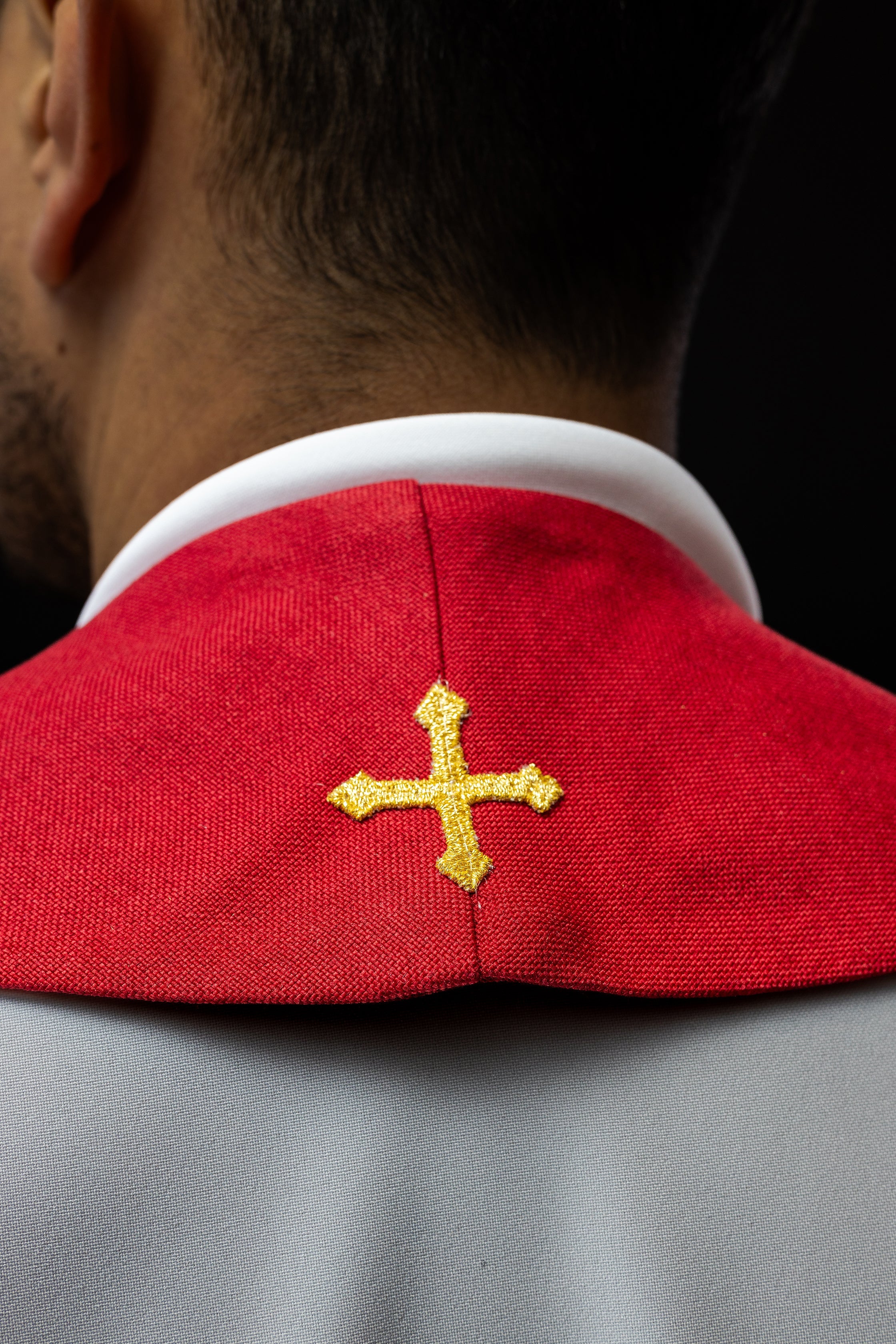 Estola bordada con cruces rojas