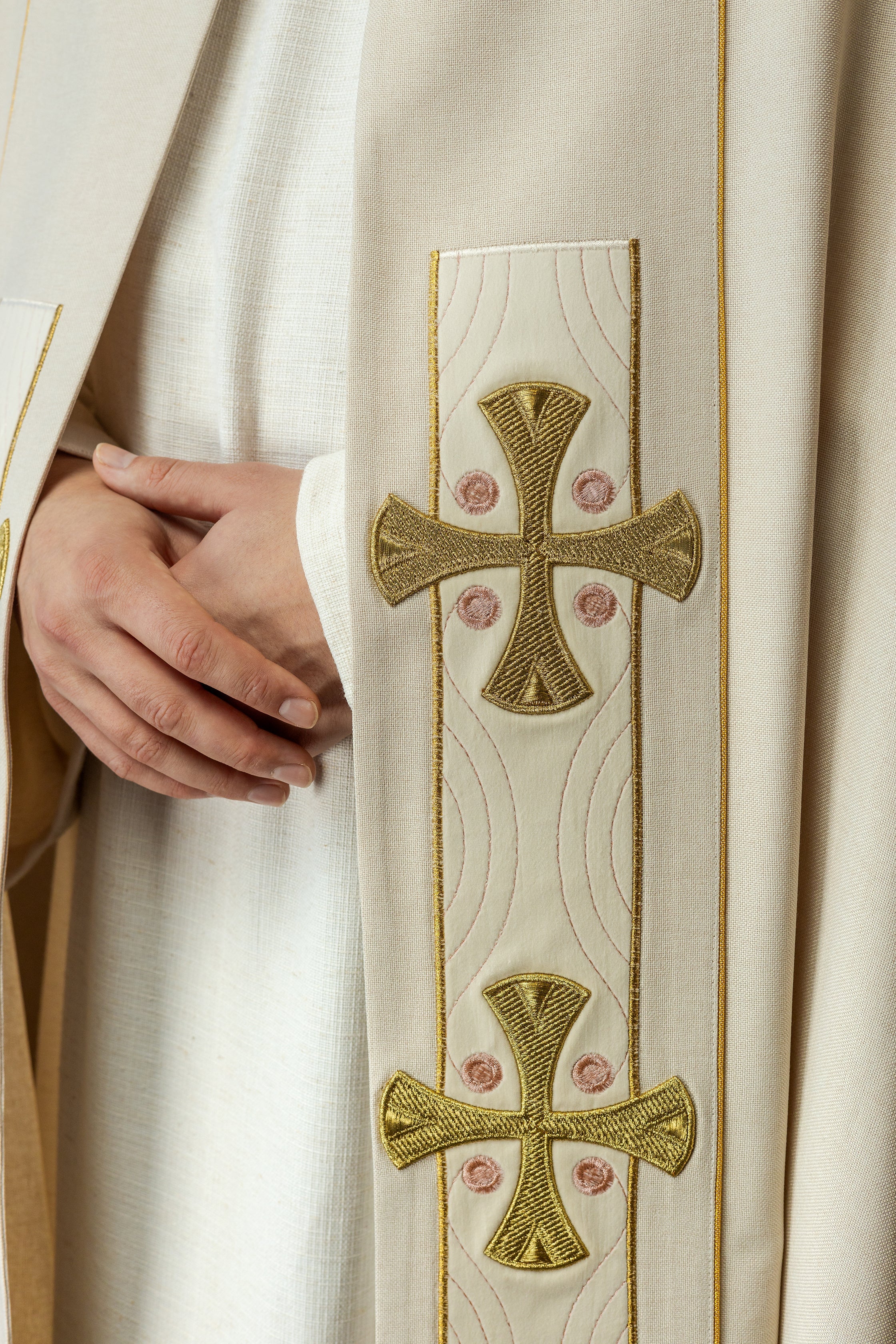 Capa con cruces doradas bordadas y terciopelo ecru