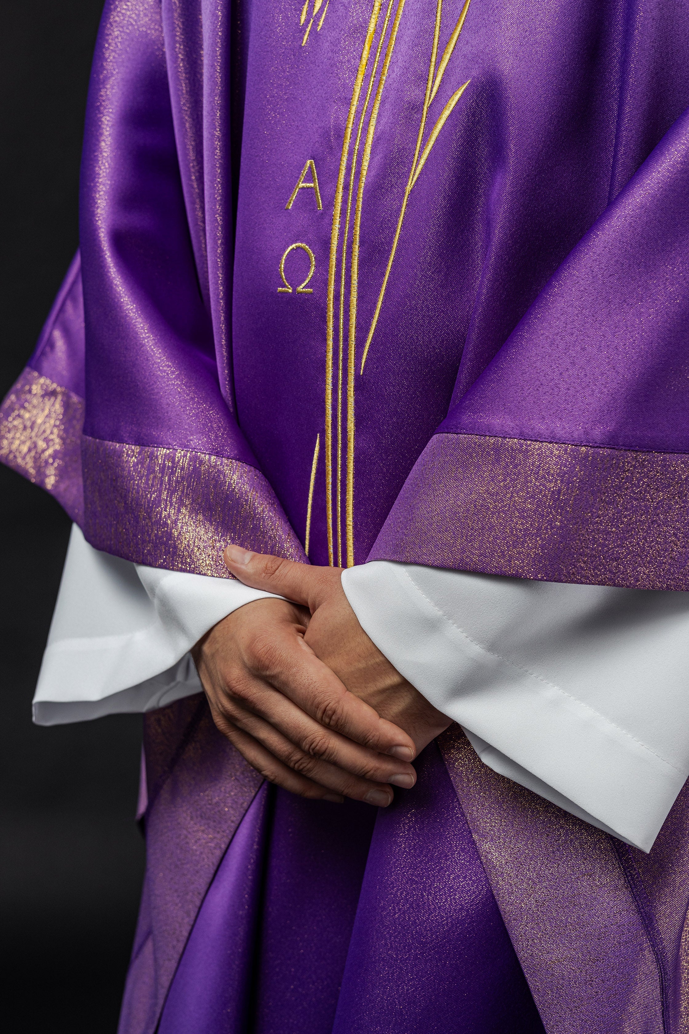 Casulla con motivo de cruz y espiga de color morado