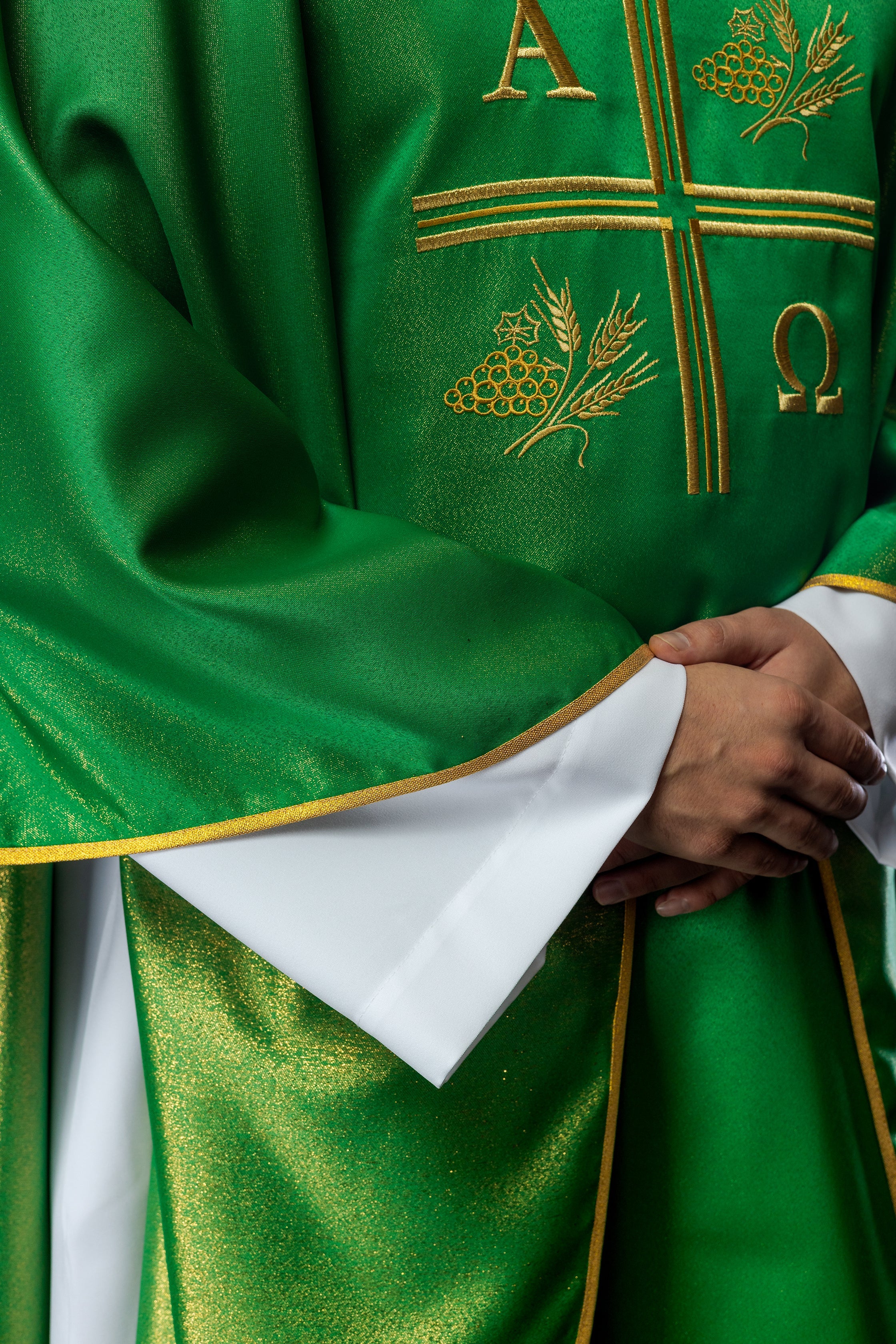 Casulla con cruz bordada, motivos Alfa y Omega y orejas en verde