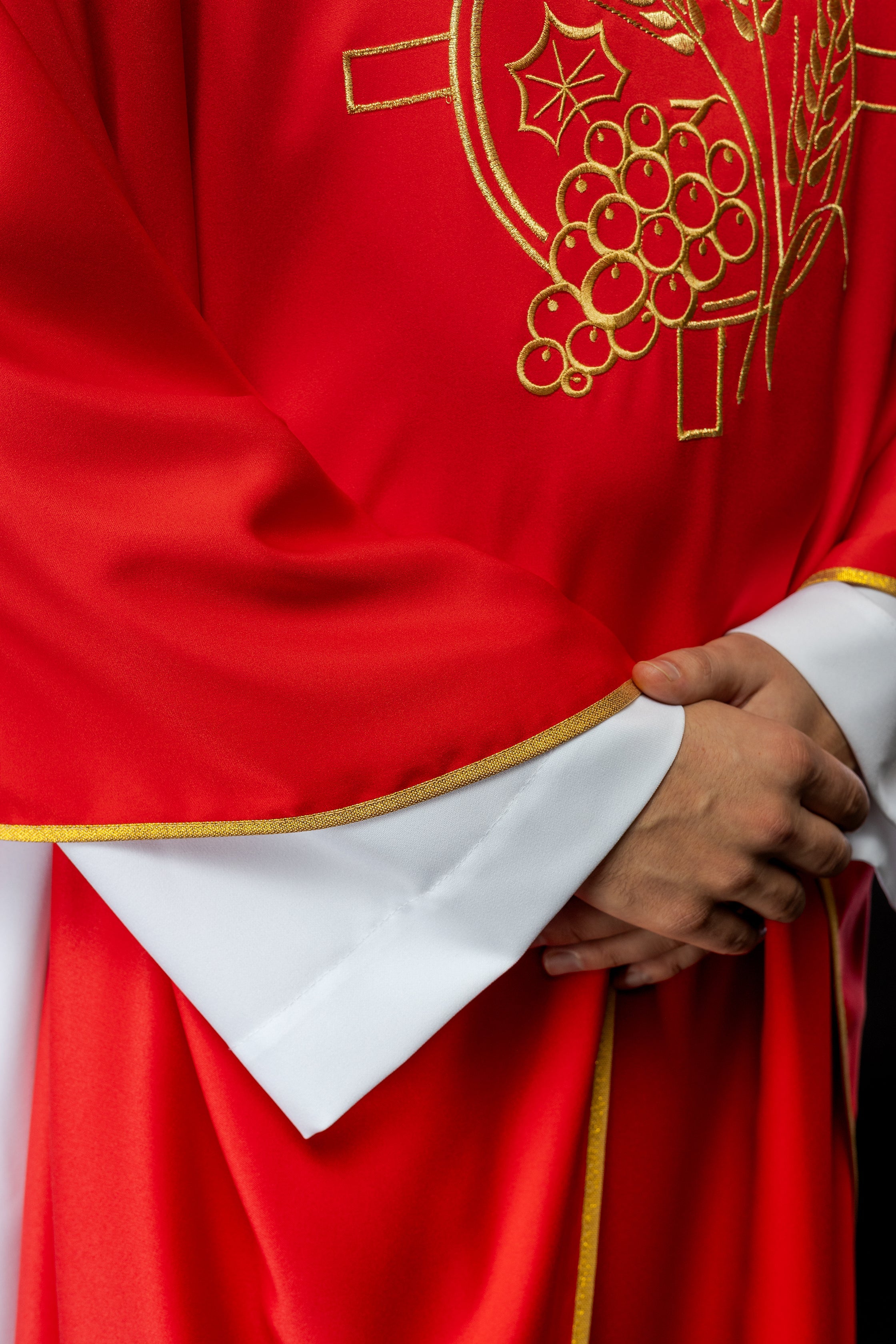 Casulla con cruz bordada y motivos de orejas rojas