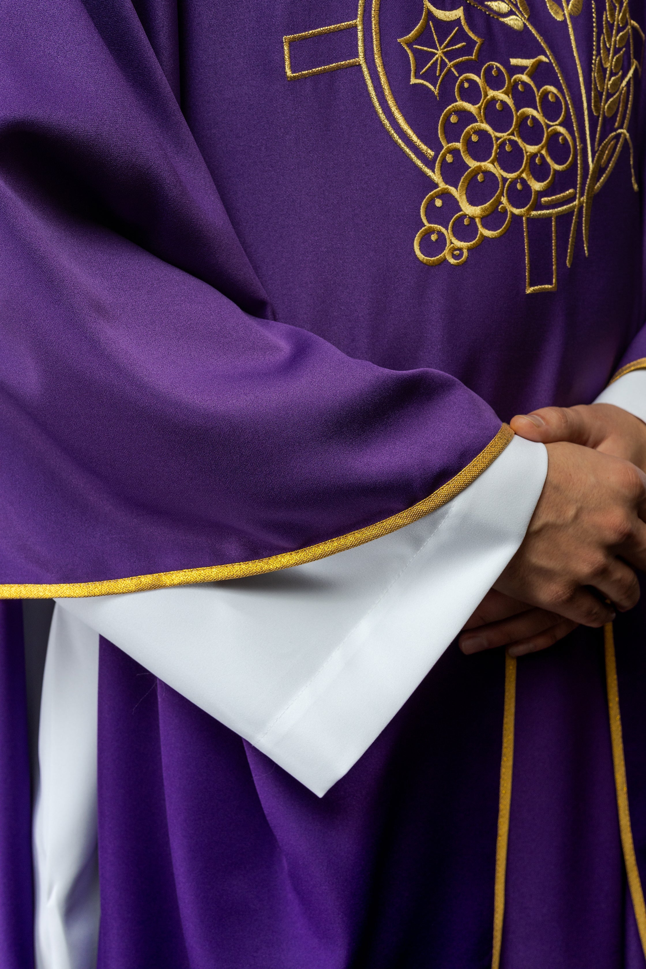 Casulla con cruz bordada y motivos de orejas en morado