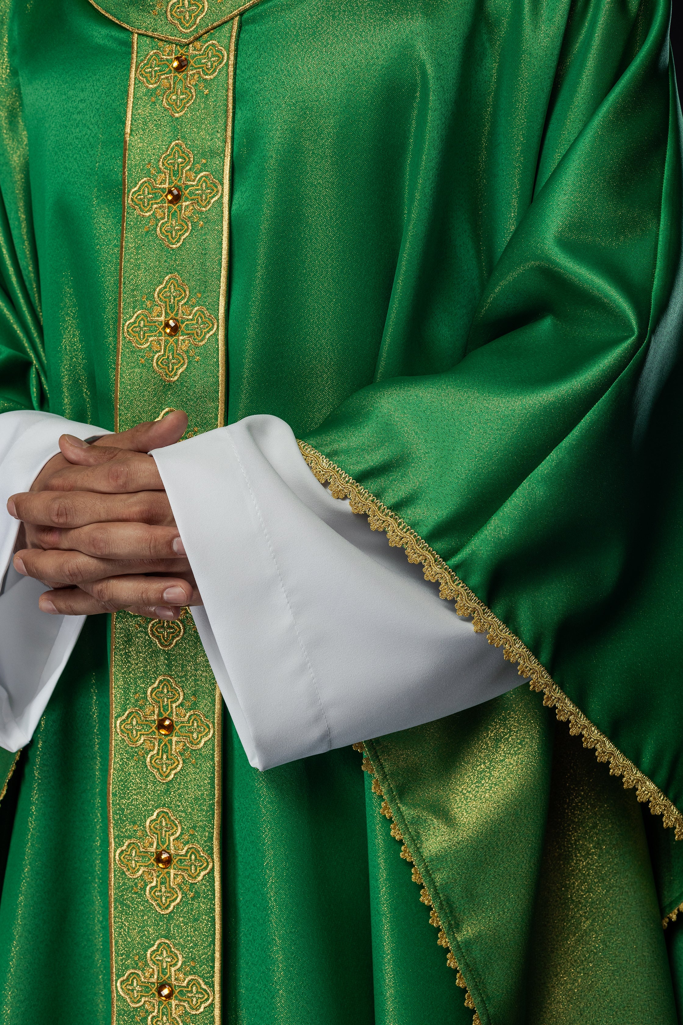 Casulla verde con cinturón bordado y cuello decorado con piedras