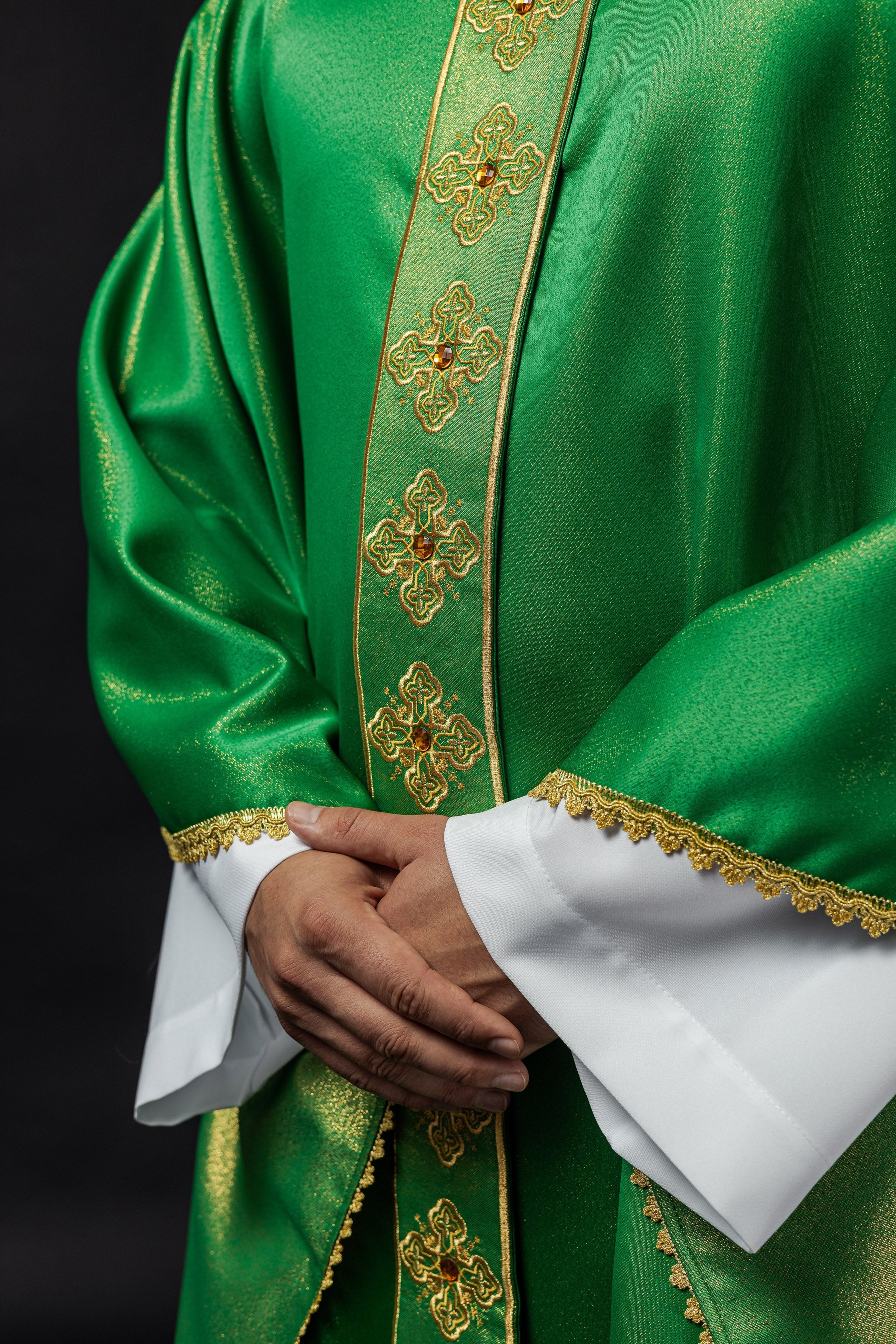 Casulla verde con cinturón bordado y cuello decorado con piedras