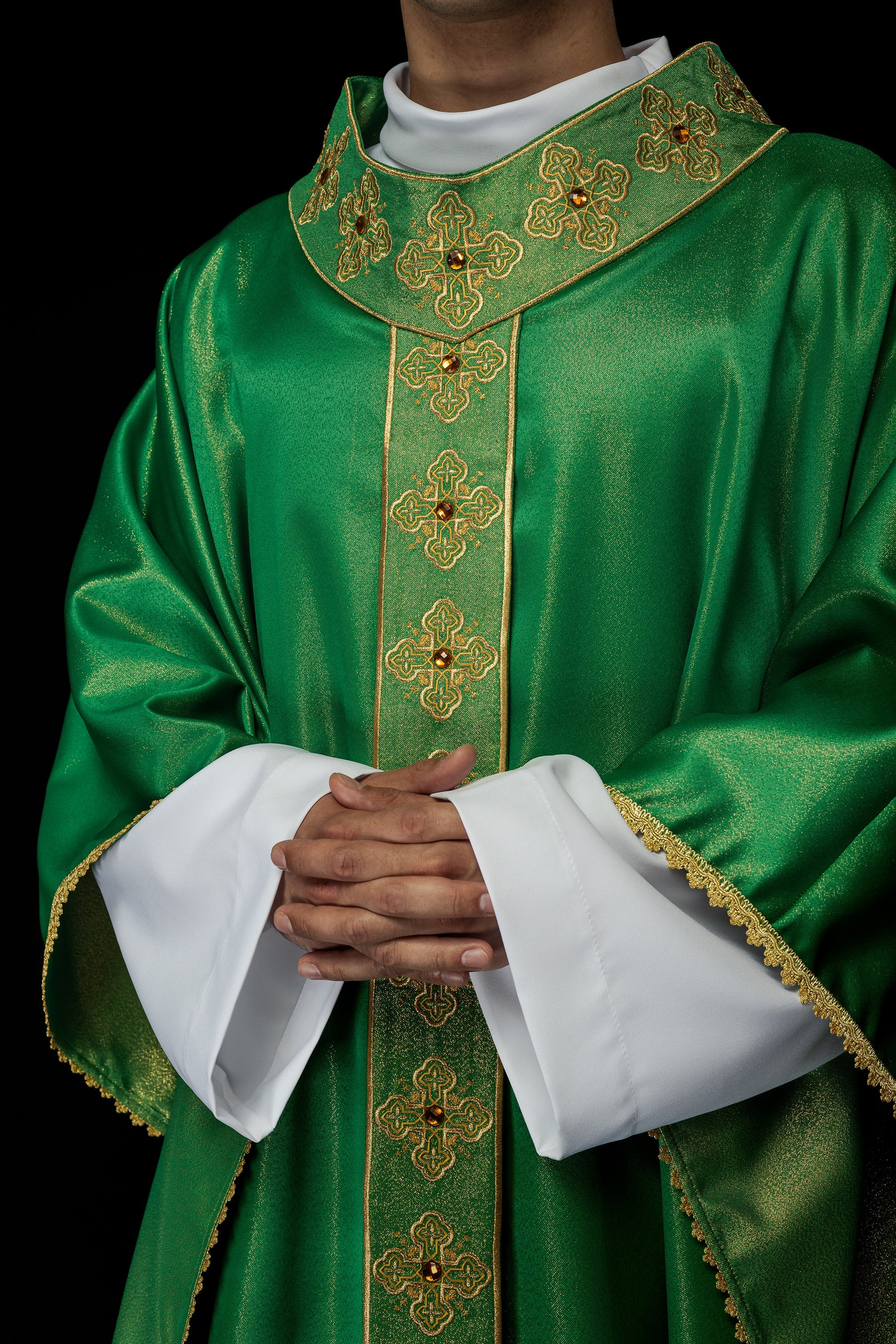 Casulla verde con cinturón bordado y cuello decorado con piedras