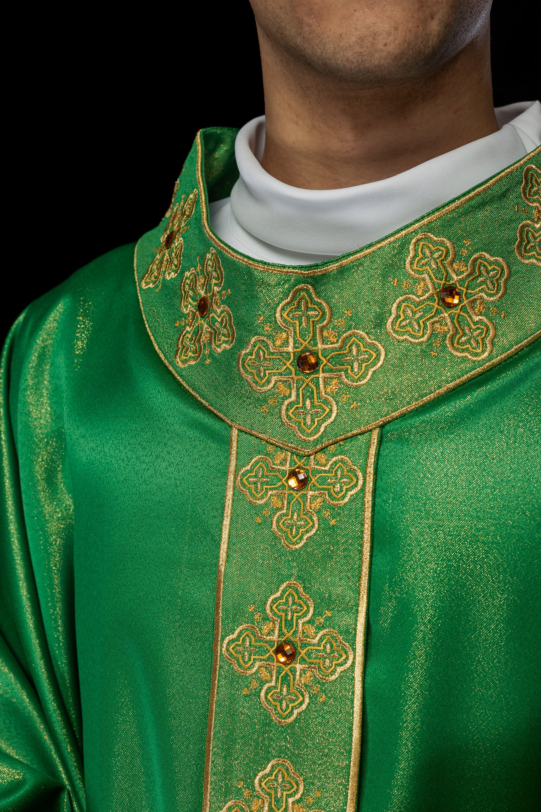 Casulla verde con cinturón bordado y cuello decorado con piedras