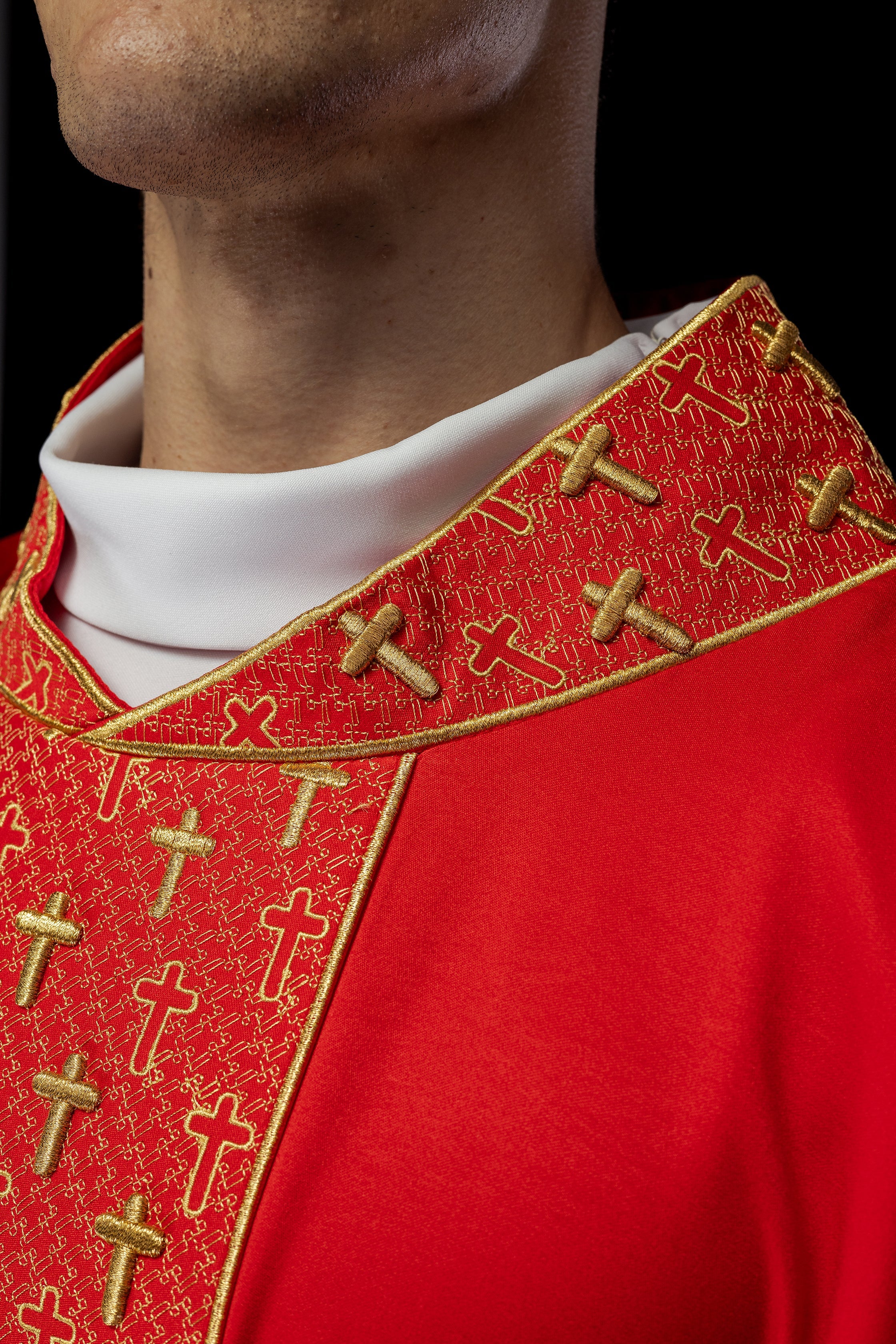 Casulla con cinturón ricamente bordado en cruces de color rojo