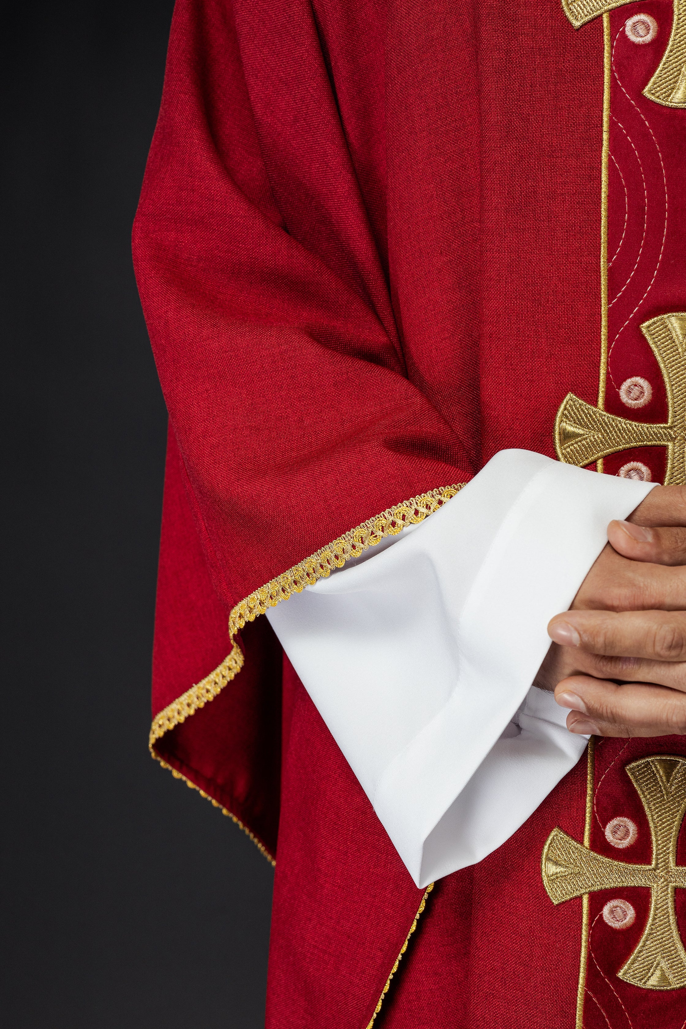 Casulla en cruces de oro bordadas y ribetes del cuello en rojo