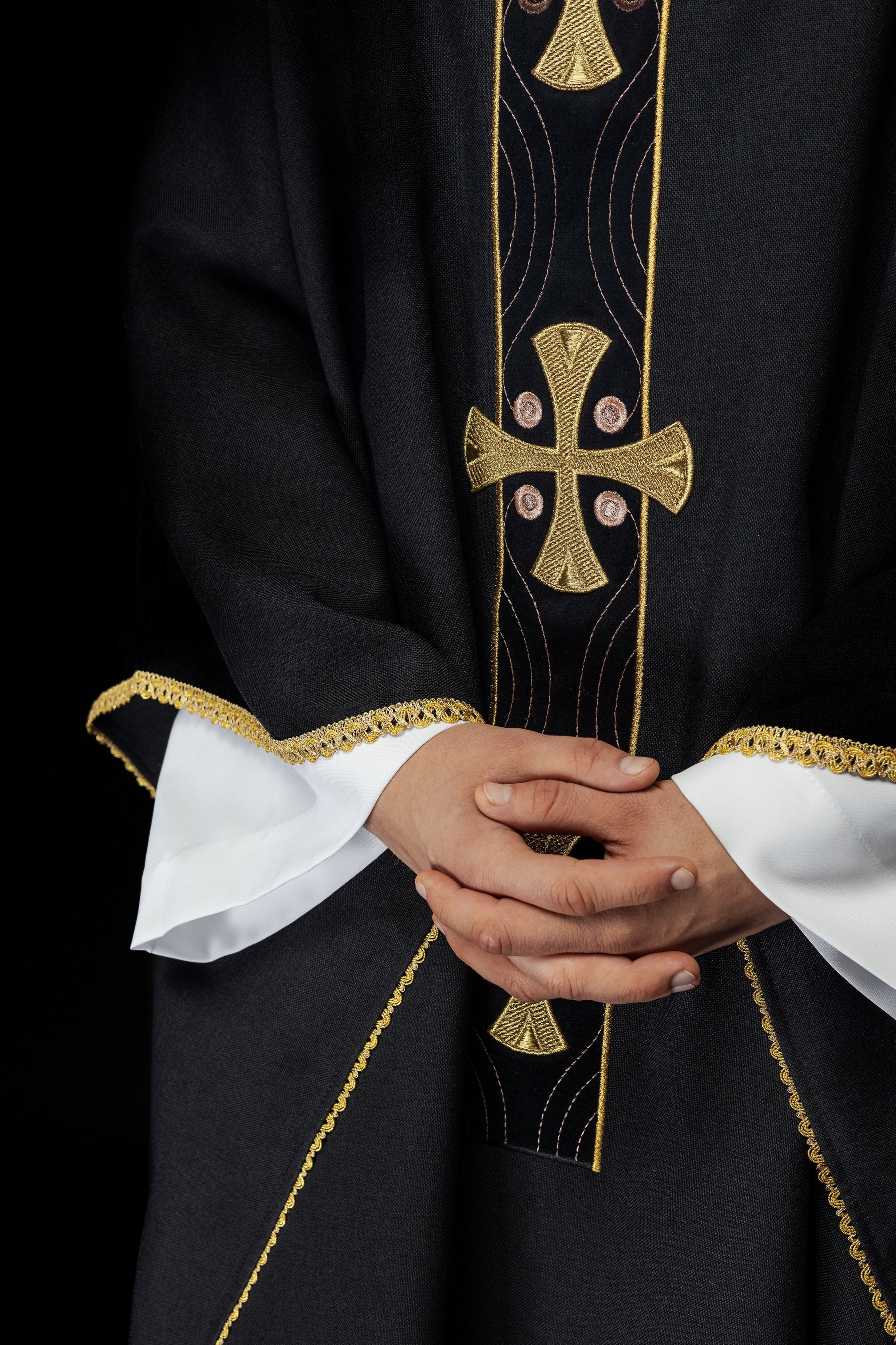 Casulla en cruces de oro bordadas y ribete del cuello en negro