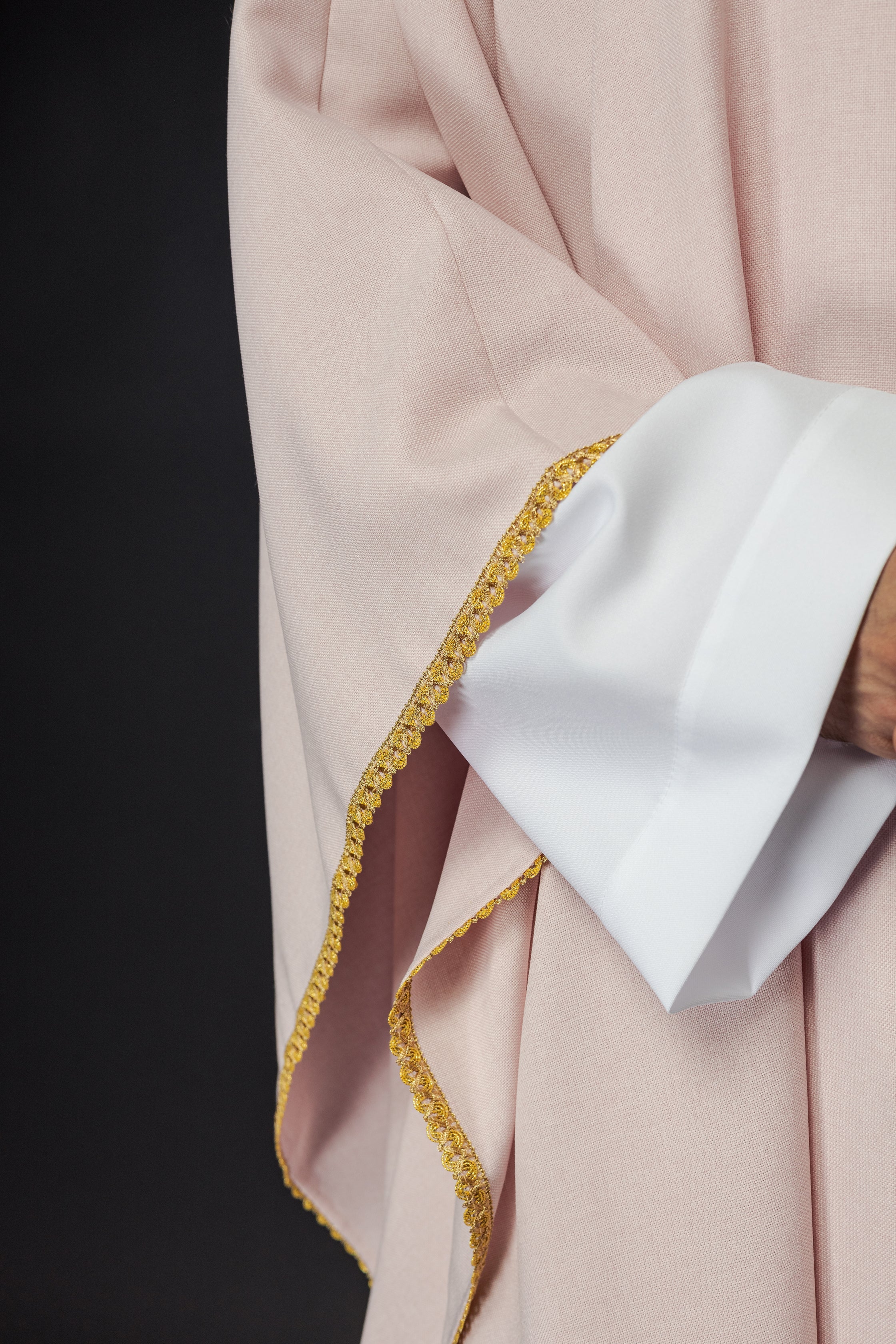 Casulla de cruces bordadas en oro y ribete del cuello en rosa