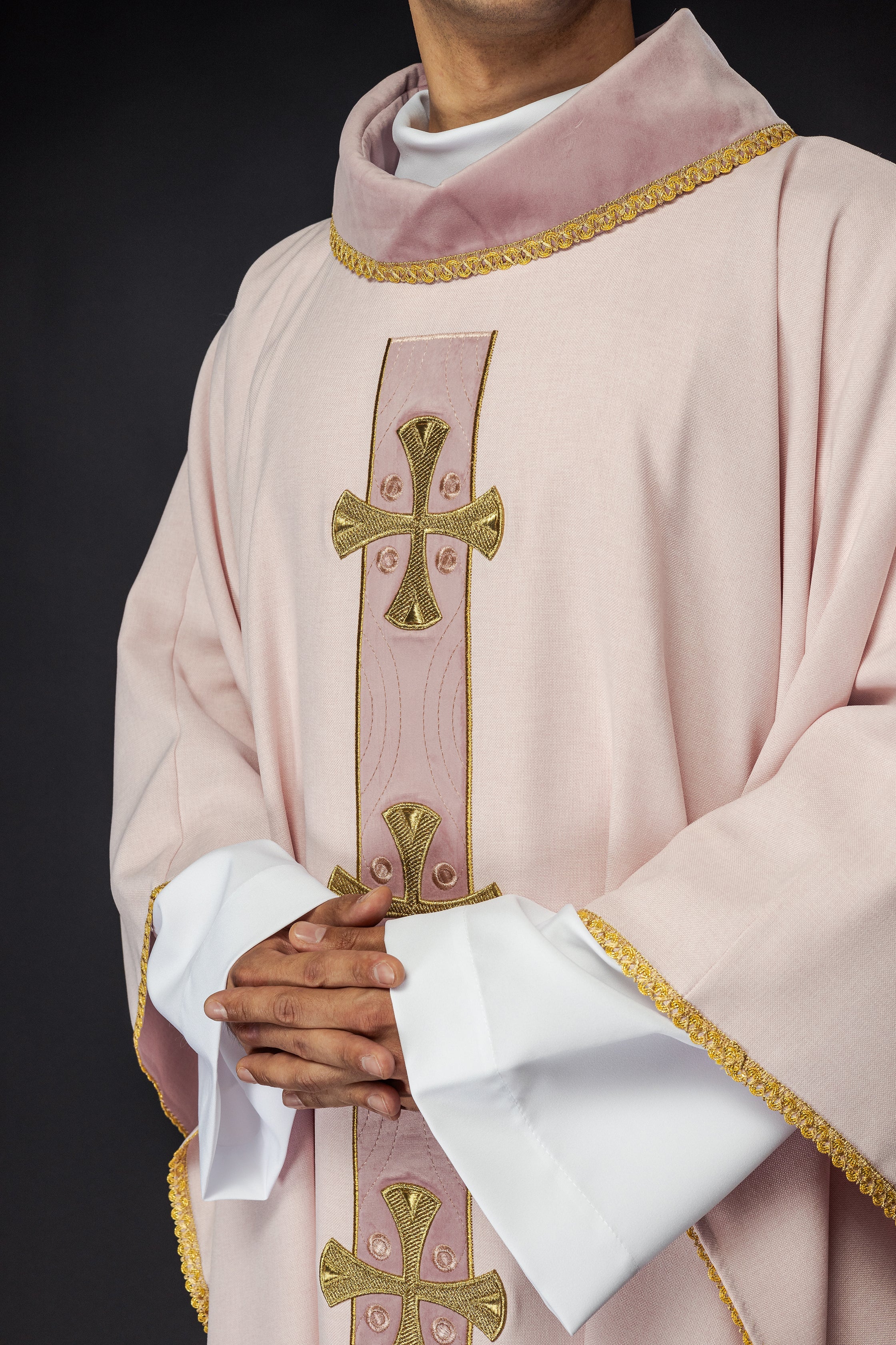 Casulla de cruces bordadas en oro y ribete del cuello en rosa