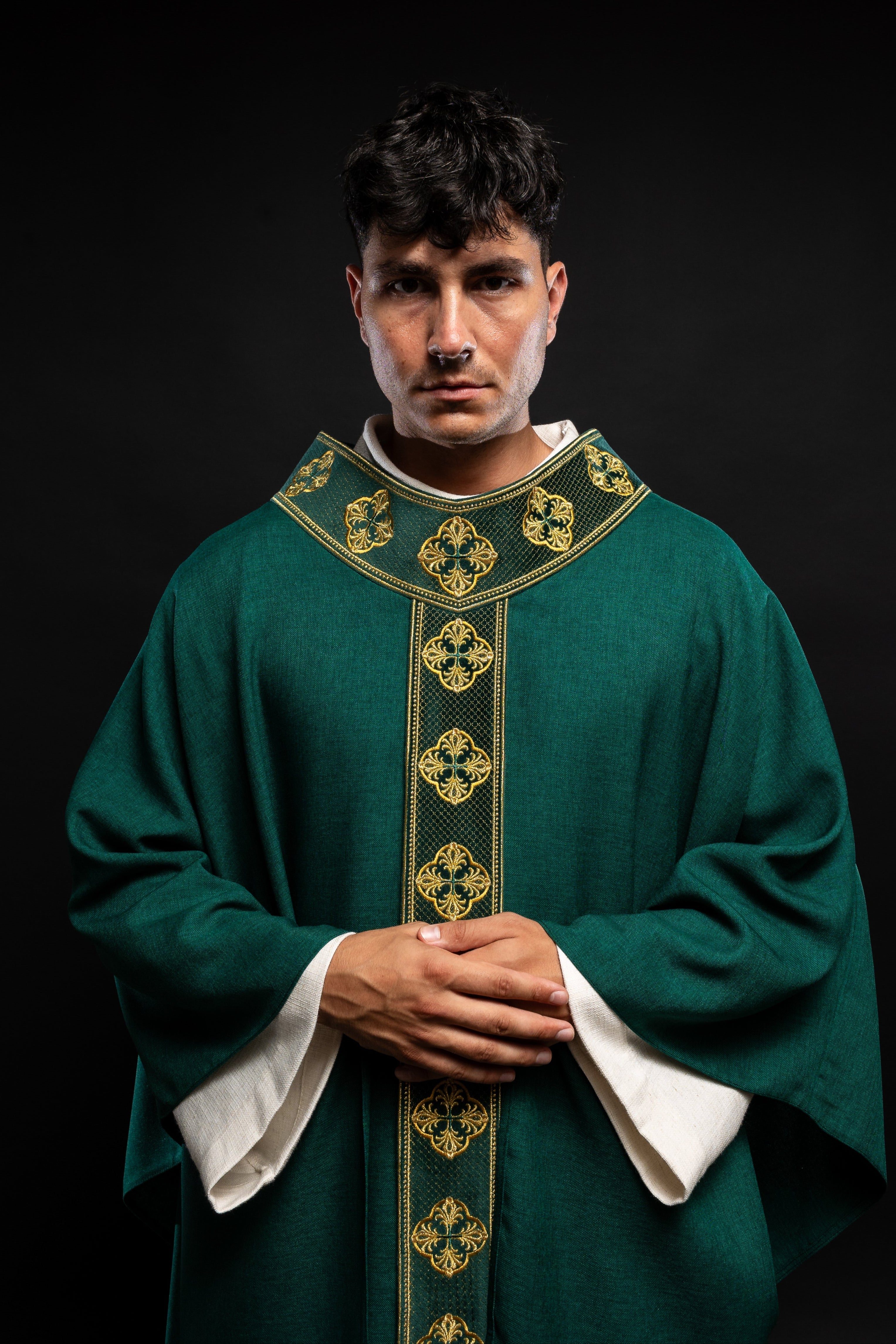 Casulla verde con cinturón bordado con cruces y cuello