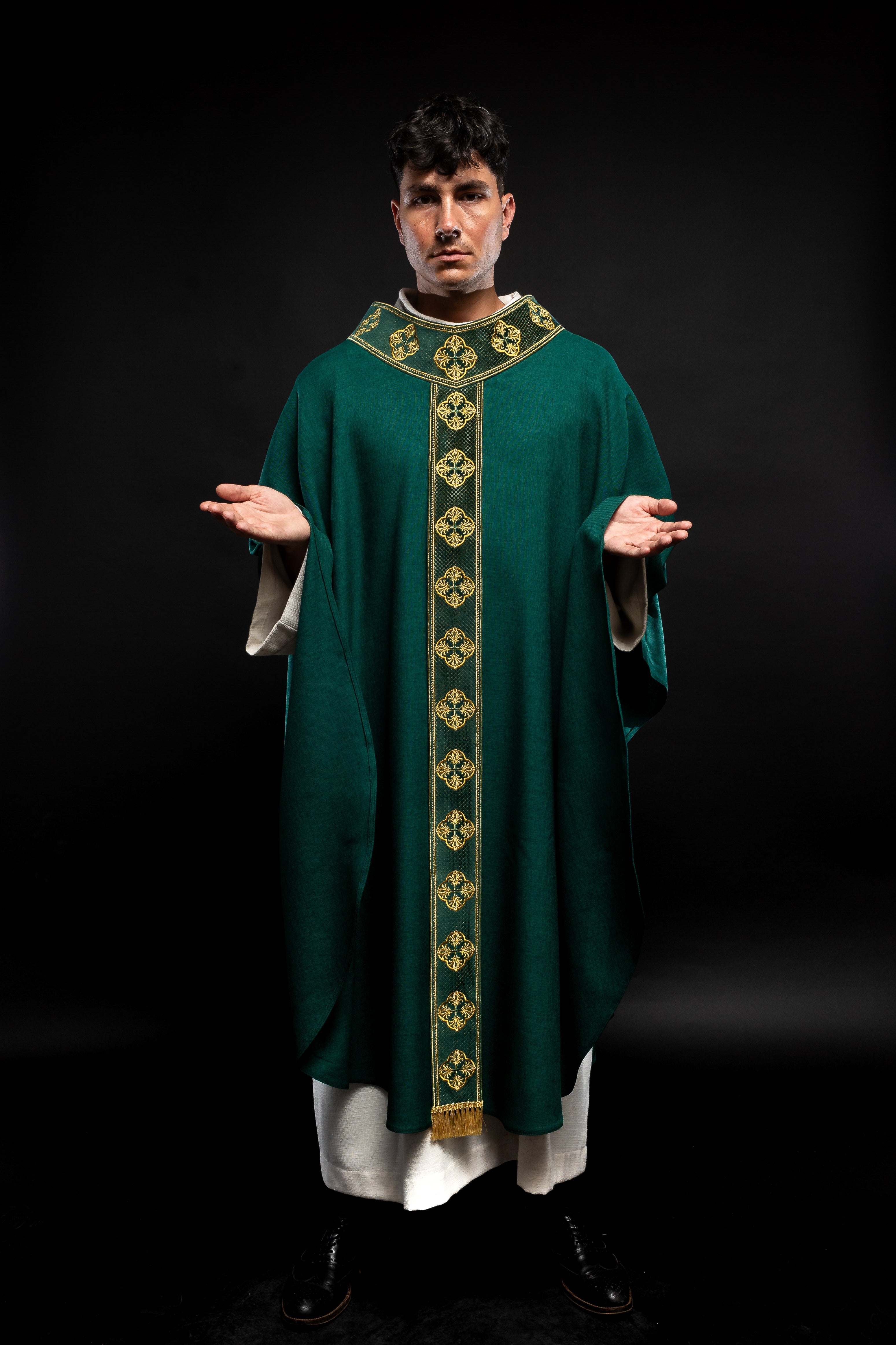 Casulla verde con cinturón bordado con cruces y cuello