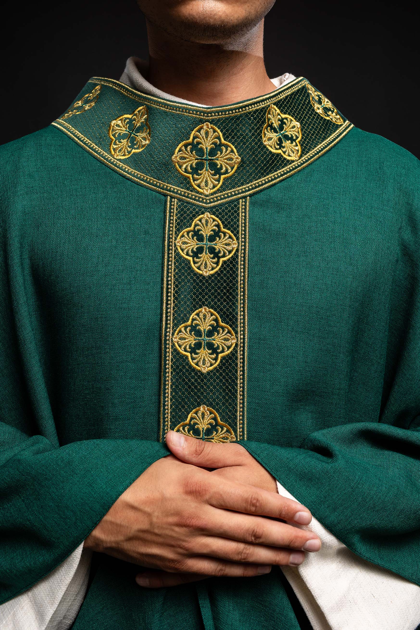 Casulla verde con cinturón bordado con cruces y cuello