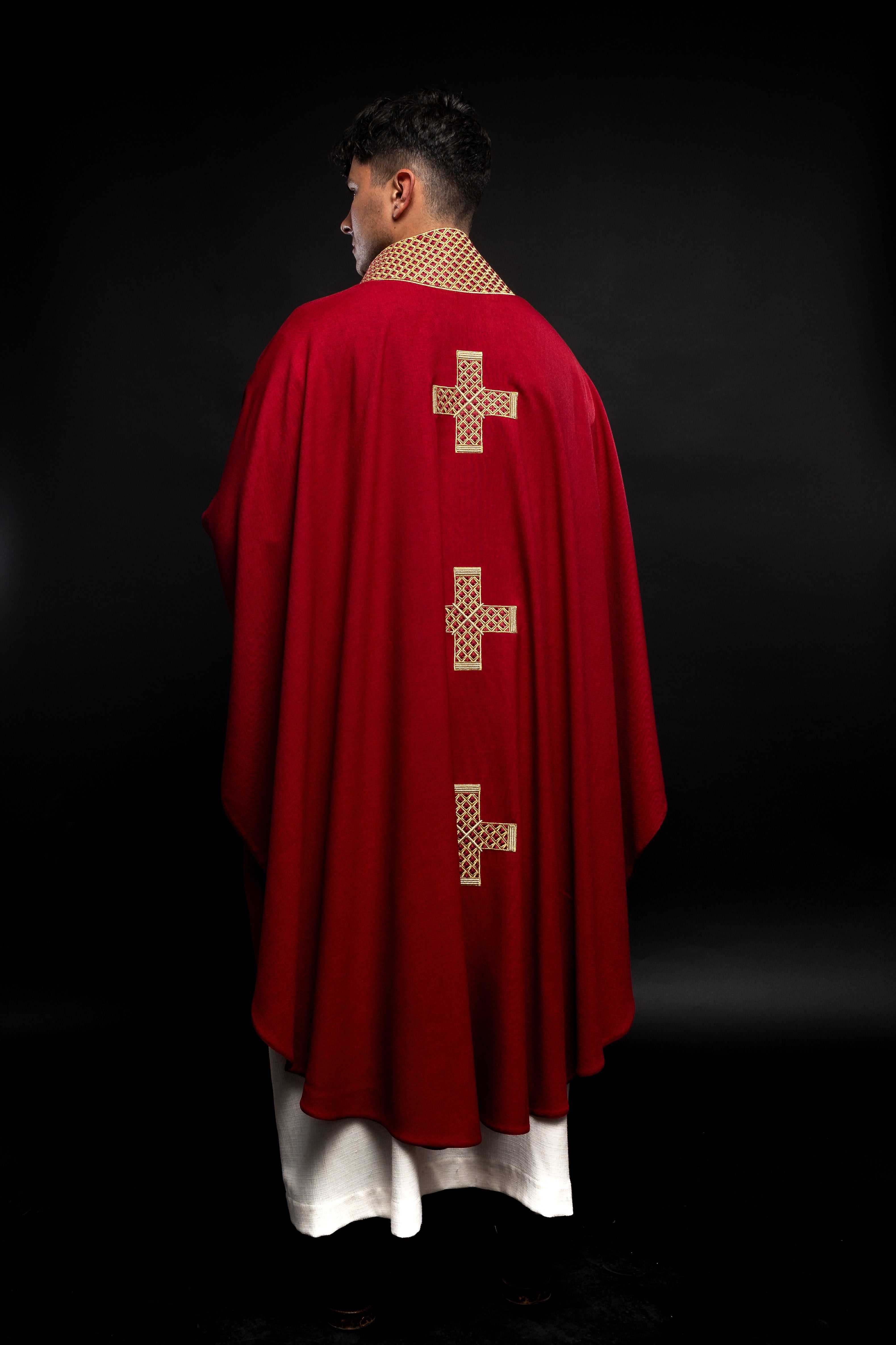 Casulla roja con cruces bordadas y cuello