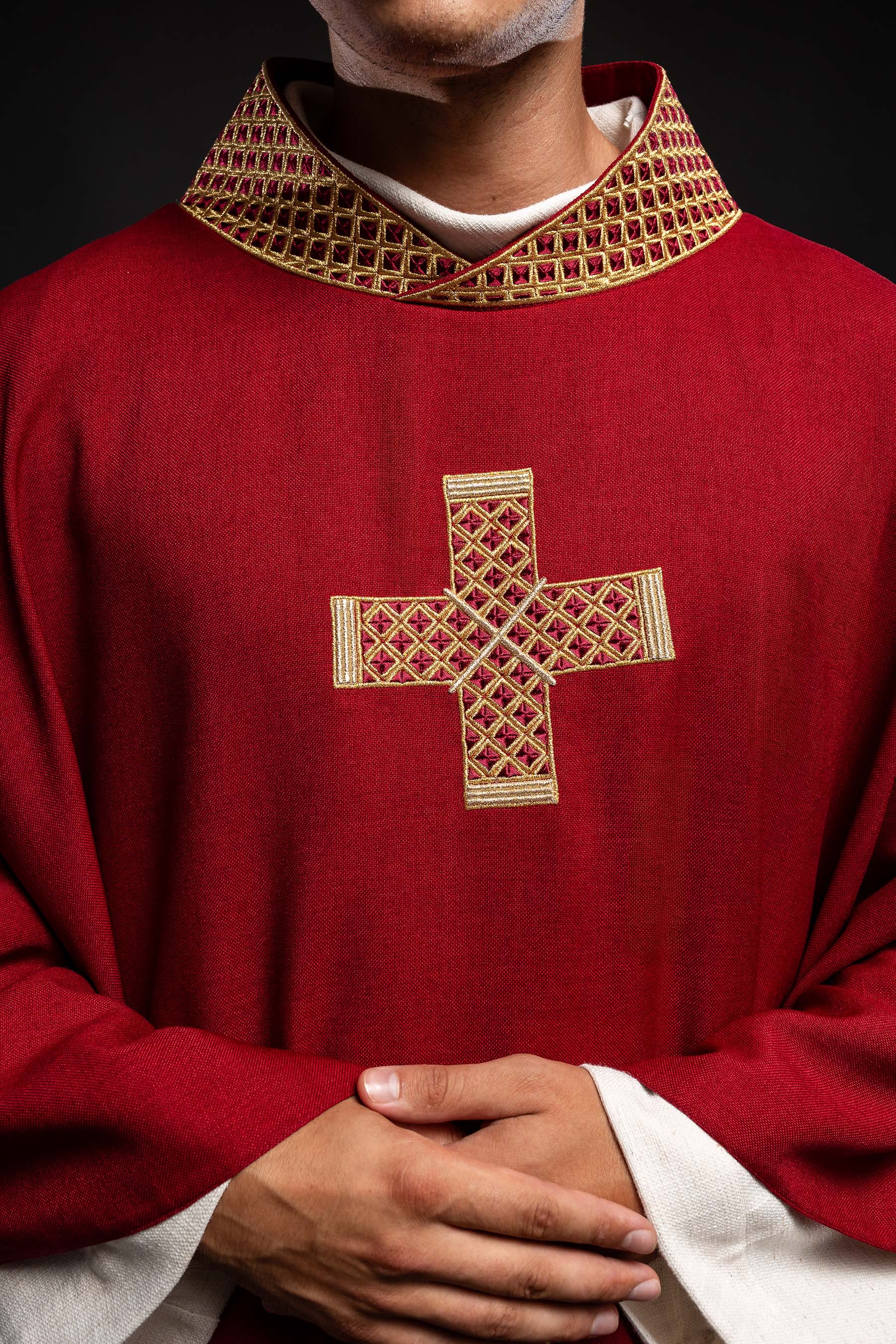 Casulla roja con cruces bordadas y cuello