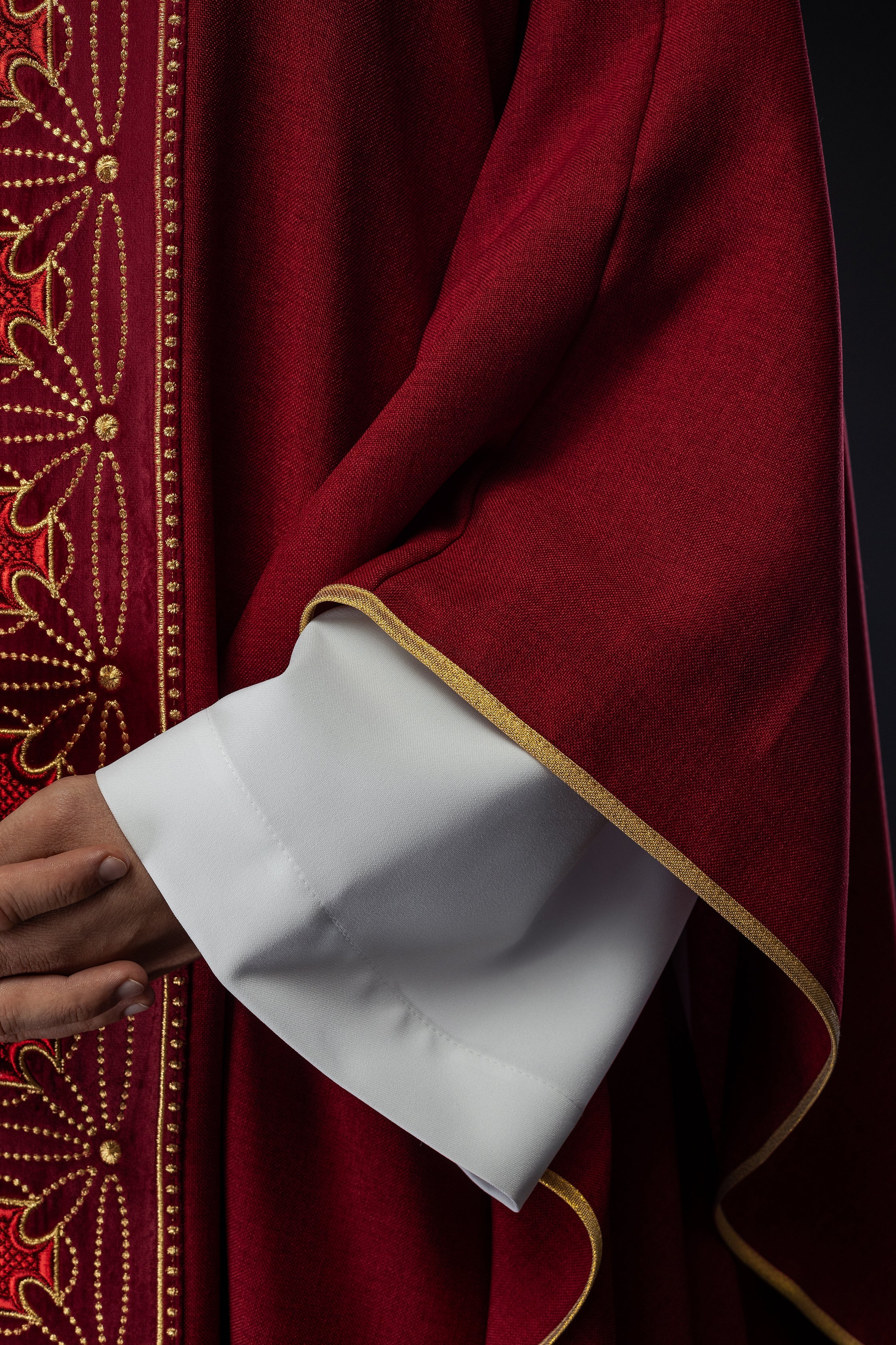 Casulla litúrgica con cinturón ricamente decorado con cruces en rojo