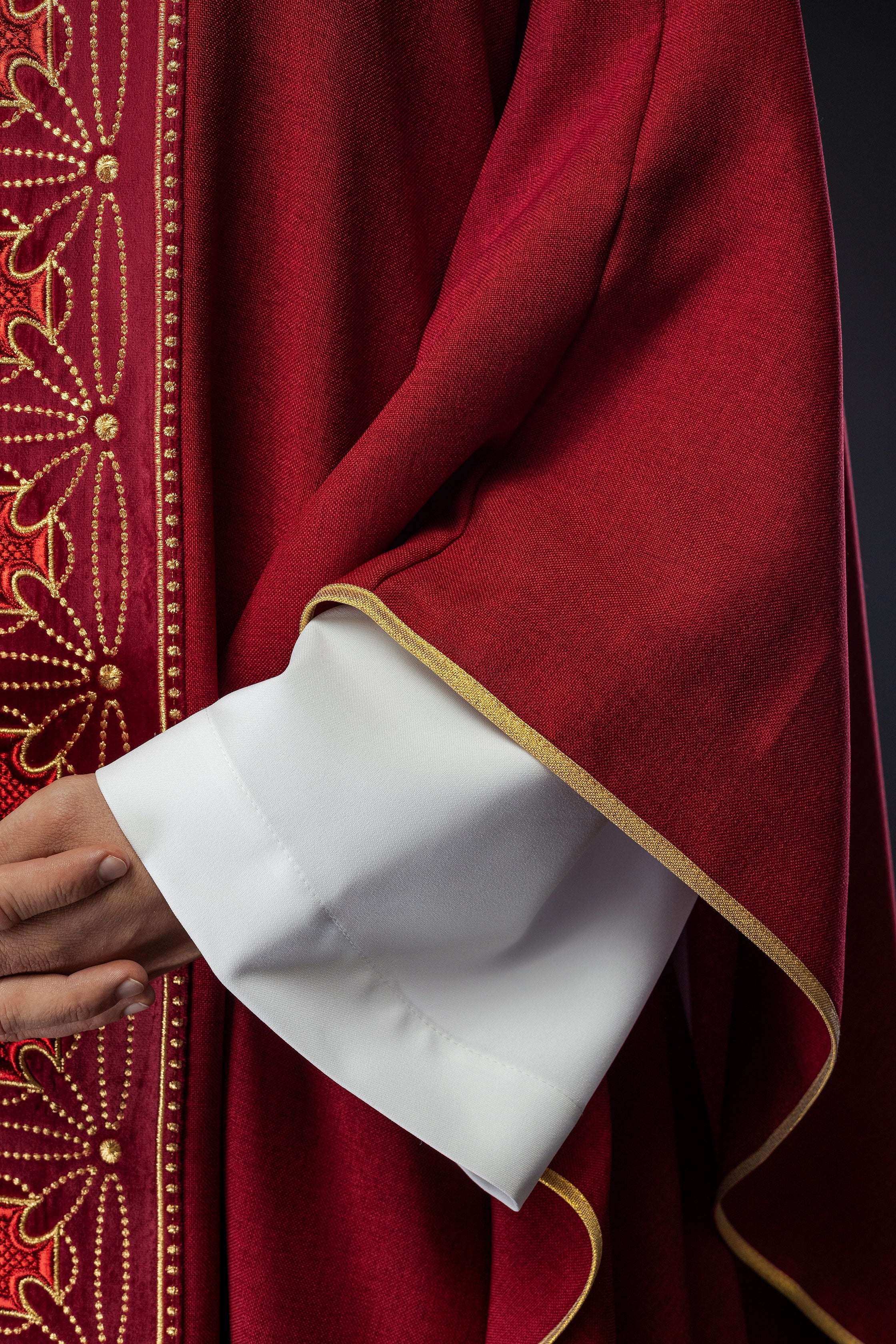 Casulla litúrgica con cinturón ricamente decorado con cruces en rojo