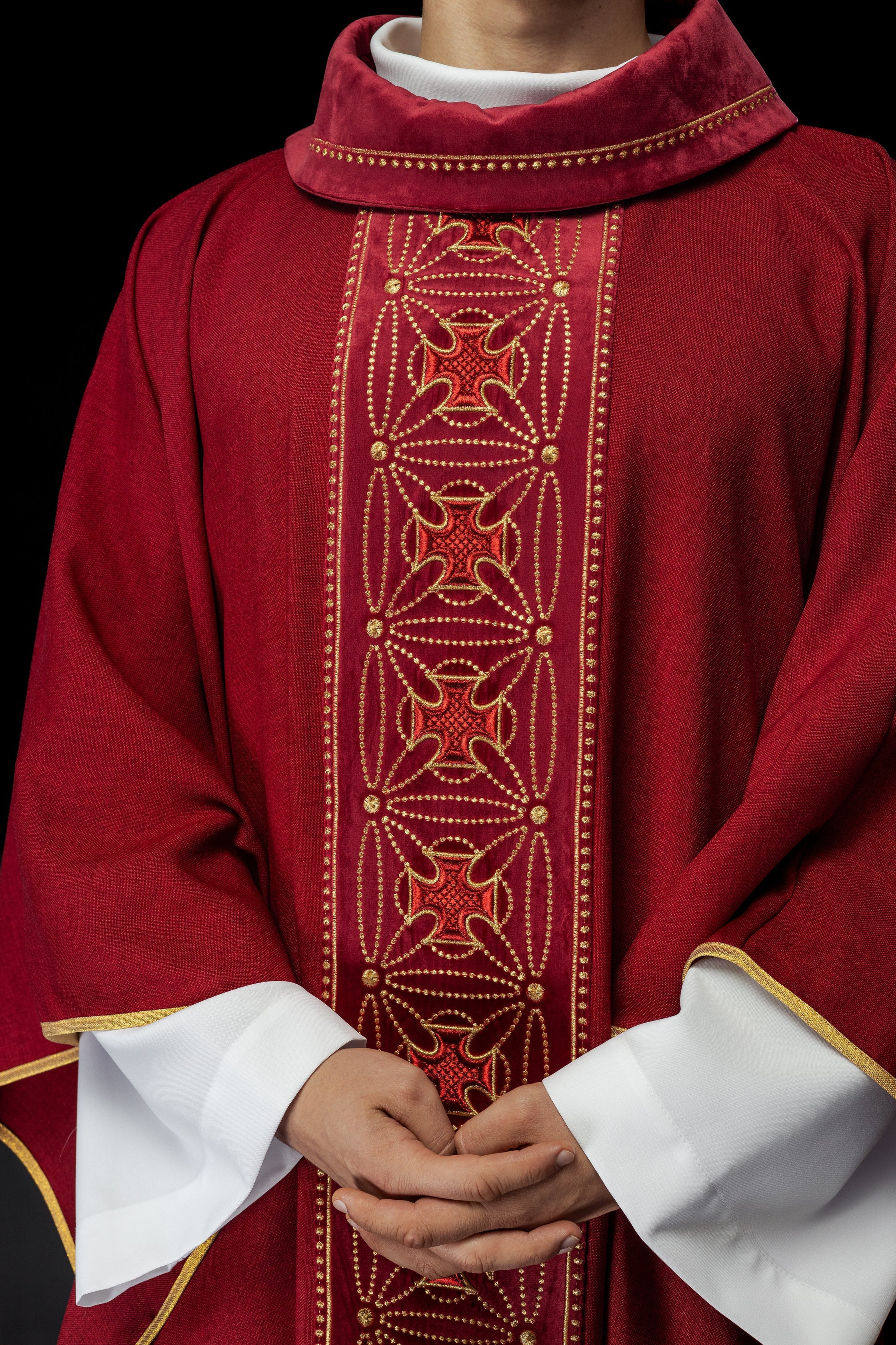 Casulla litúrgica con cinturón ricamente decorado con cruces en rojo