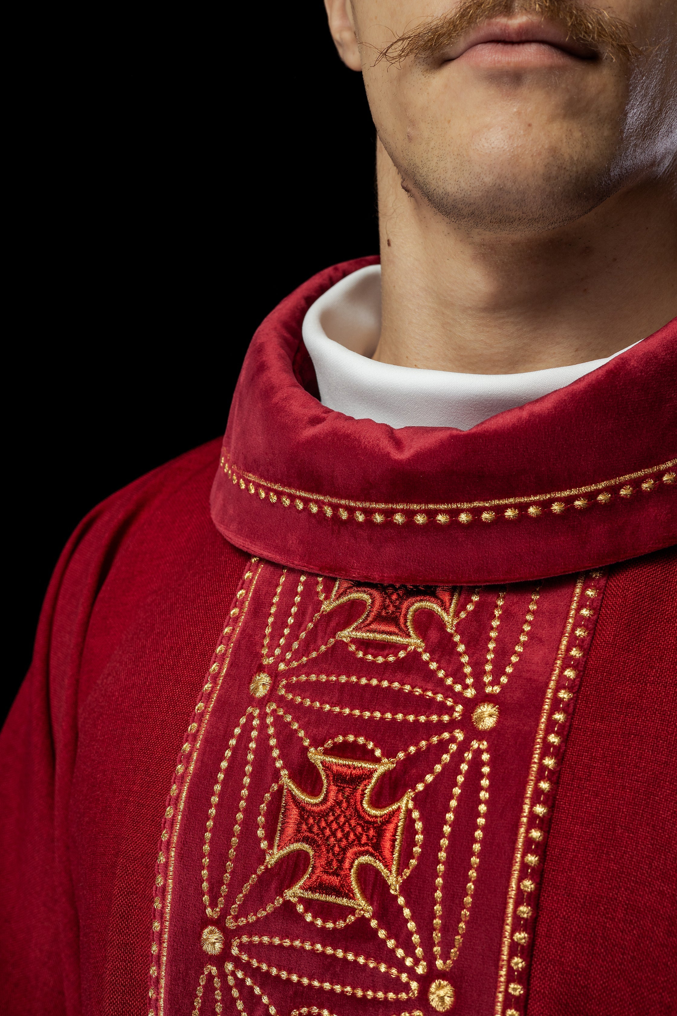 Casulla litúrgica con cinturón ricamente decorado con cruces en rojo