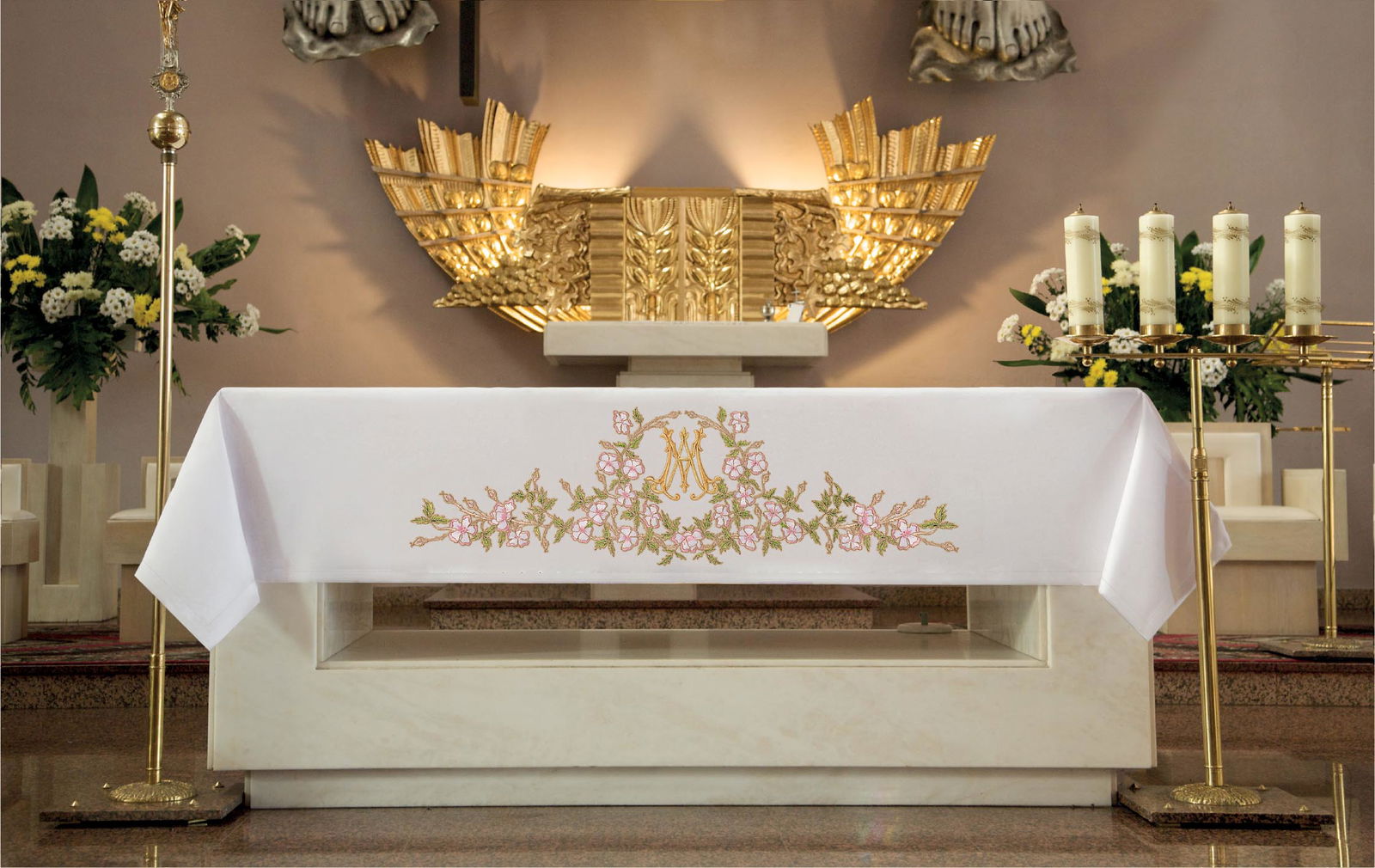 Mantel de altar ricamente decorado con bordado frontal en motivo mariano