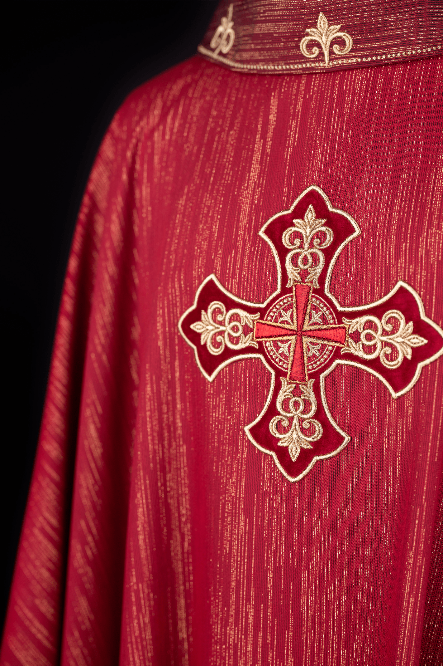 Casulla roja con lujoso bordado de cruz y cuello decorado